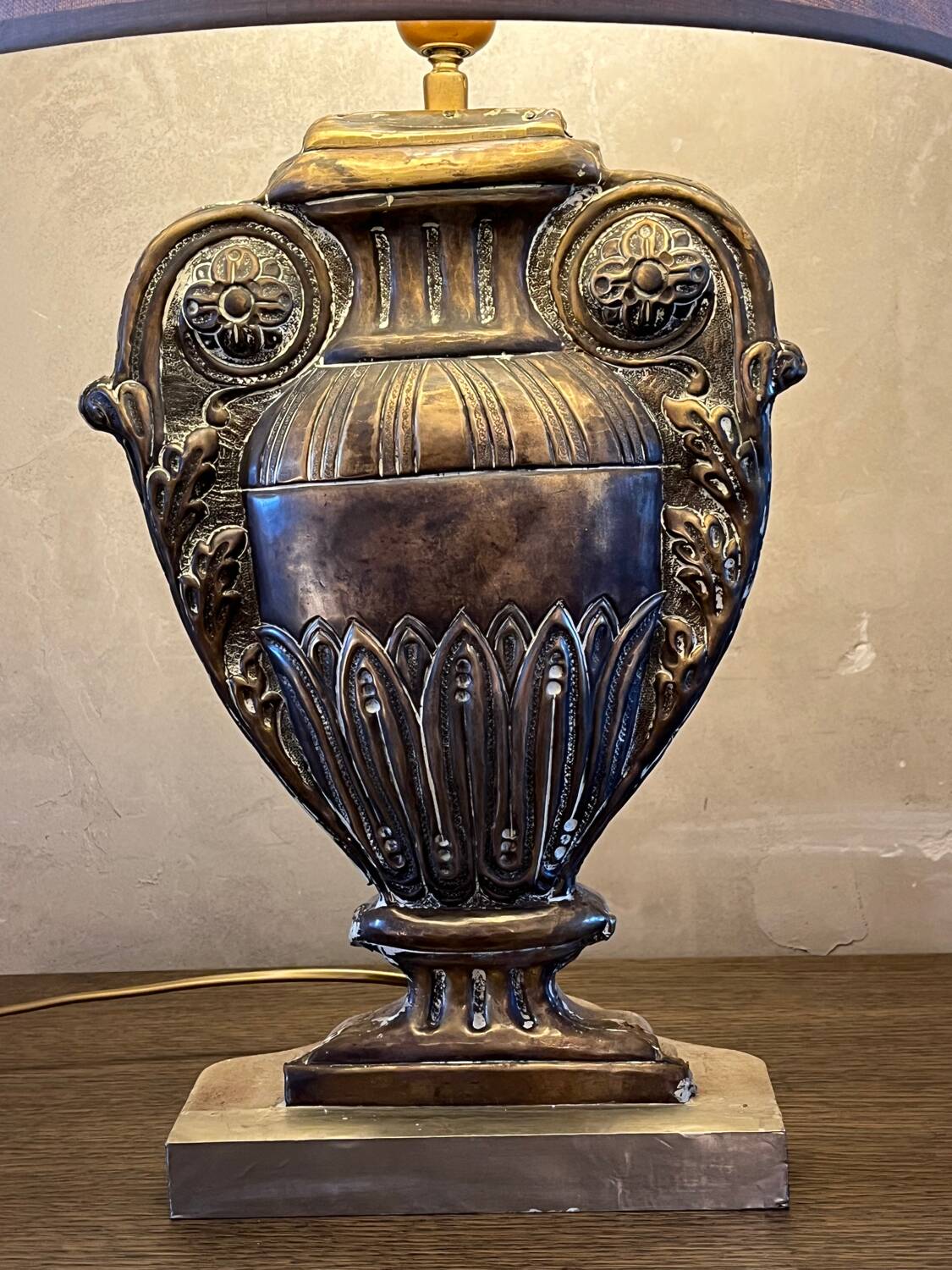 Gold table lamp amphora