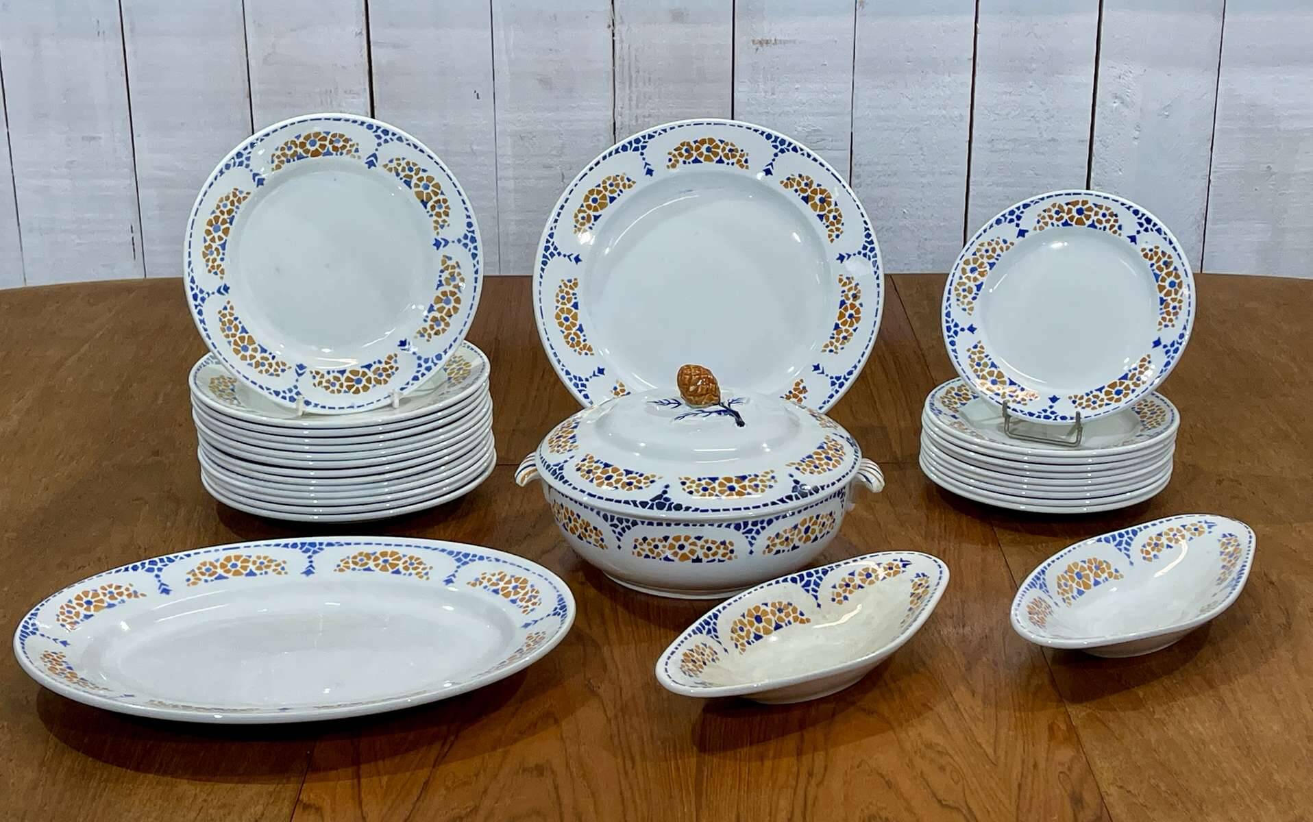 Saint Amand dinner service from the 1950s - 29 pieces.