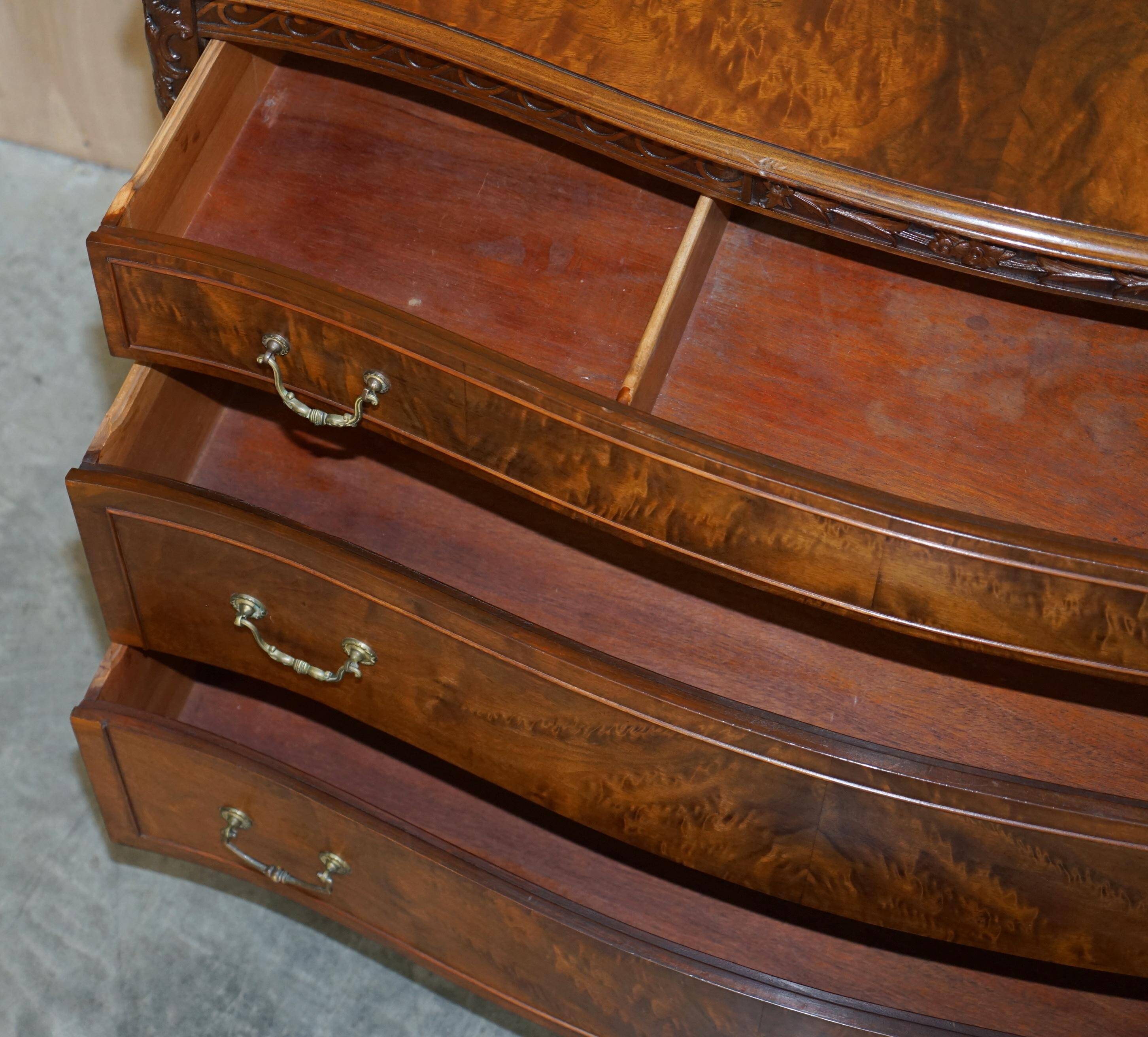 Commode Victorienne Tardive en Bois Dur Pieds Griffe et Boule