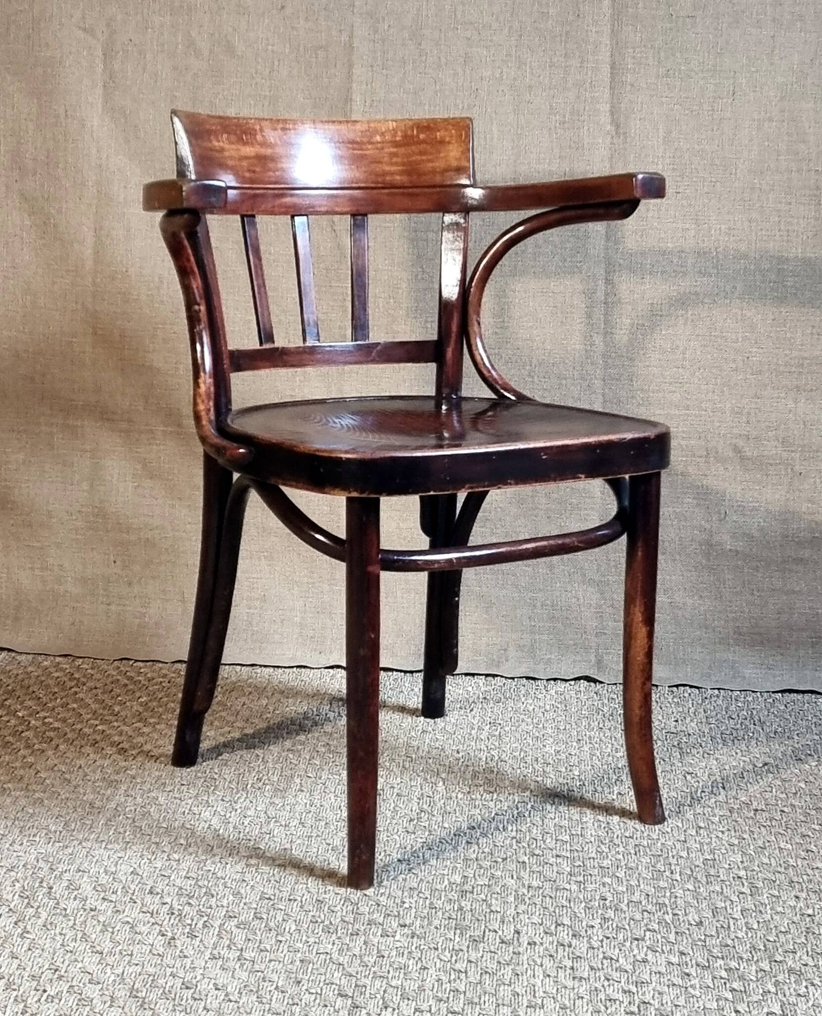 Curved wooden office chair from the 1930s attributed to Thonet.