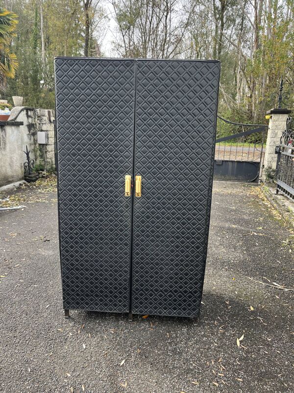 Armoire contemporaine en simili cuir noir à motif losangé et poignées dorée