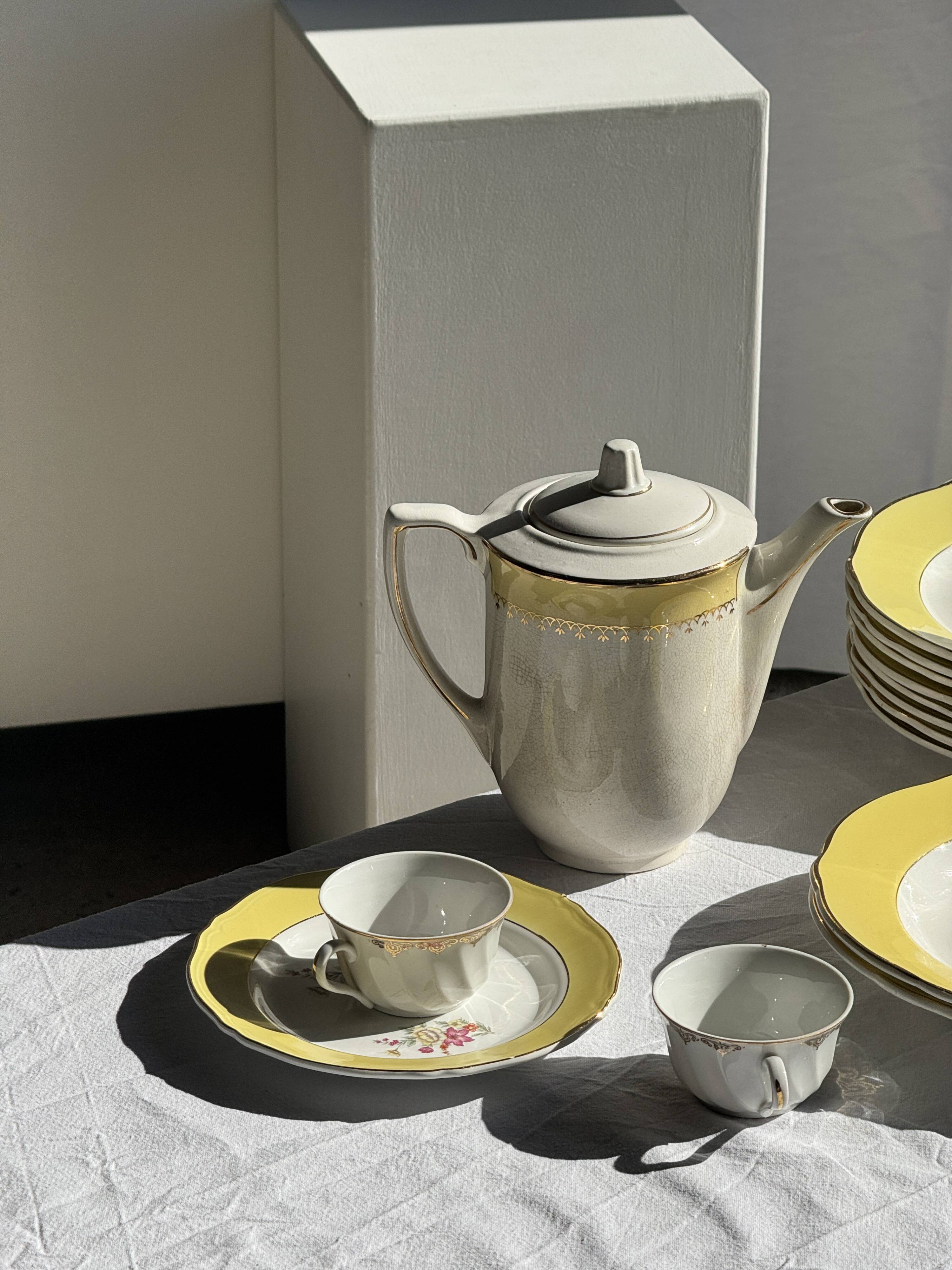 Lot de 19 grandes assiettes plates vintage jaunes fleurs roses liseré doré