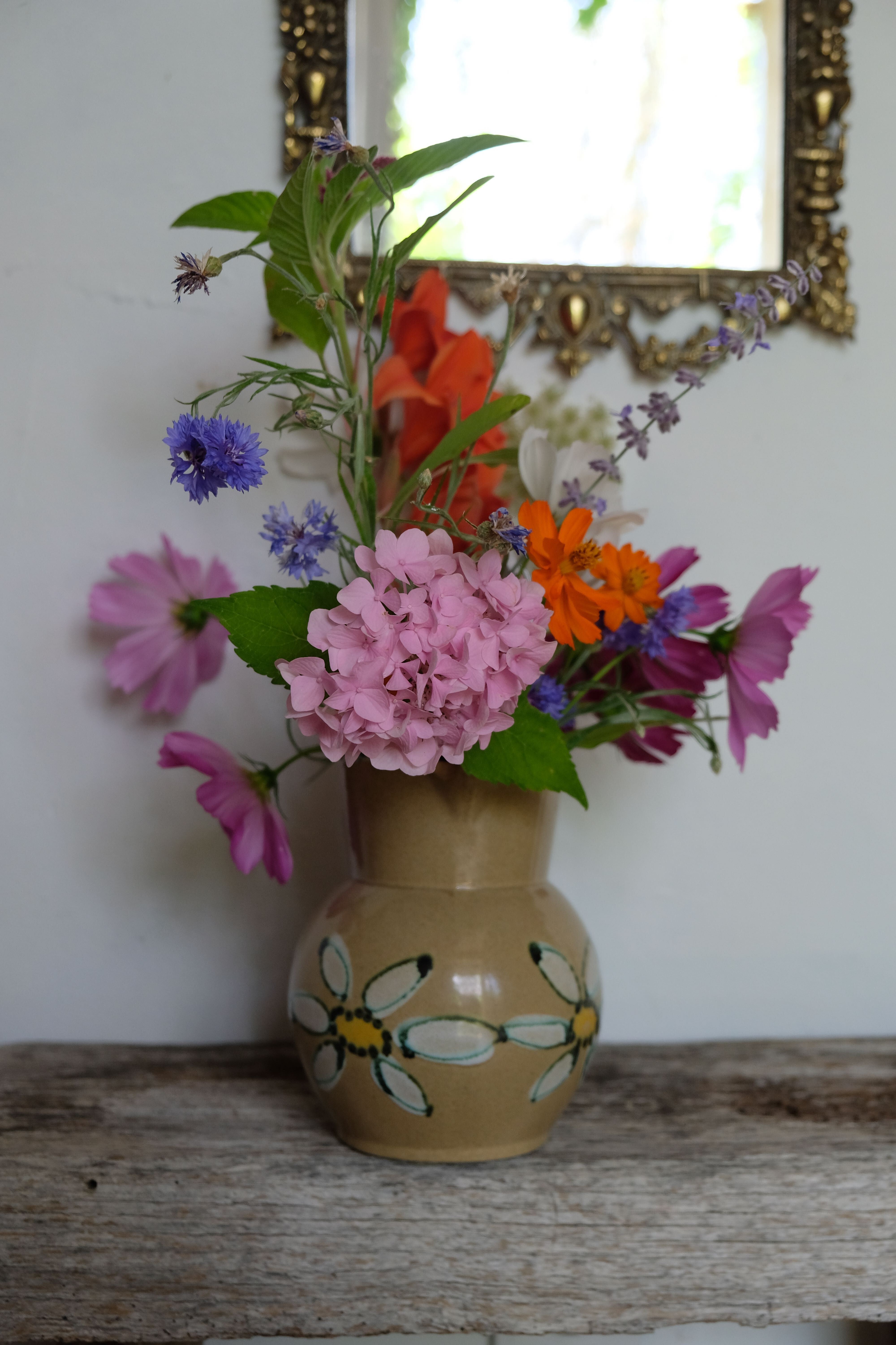 Water pitcher vase old décor daisies