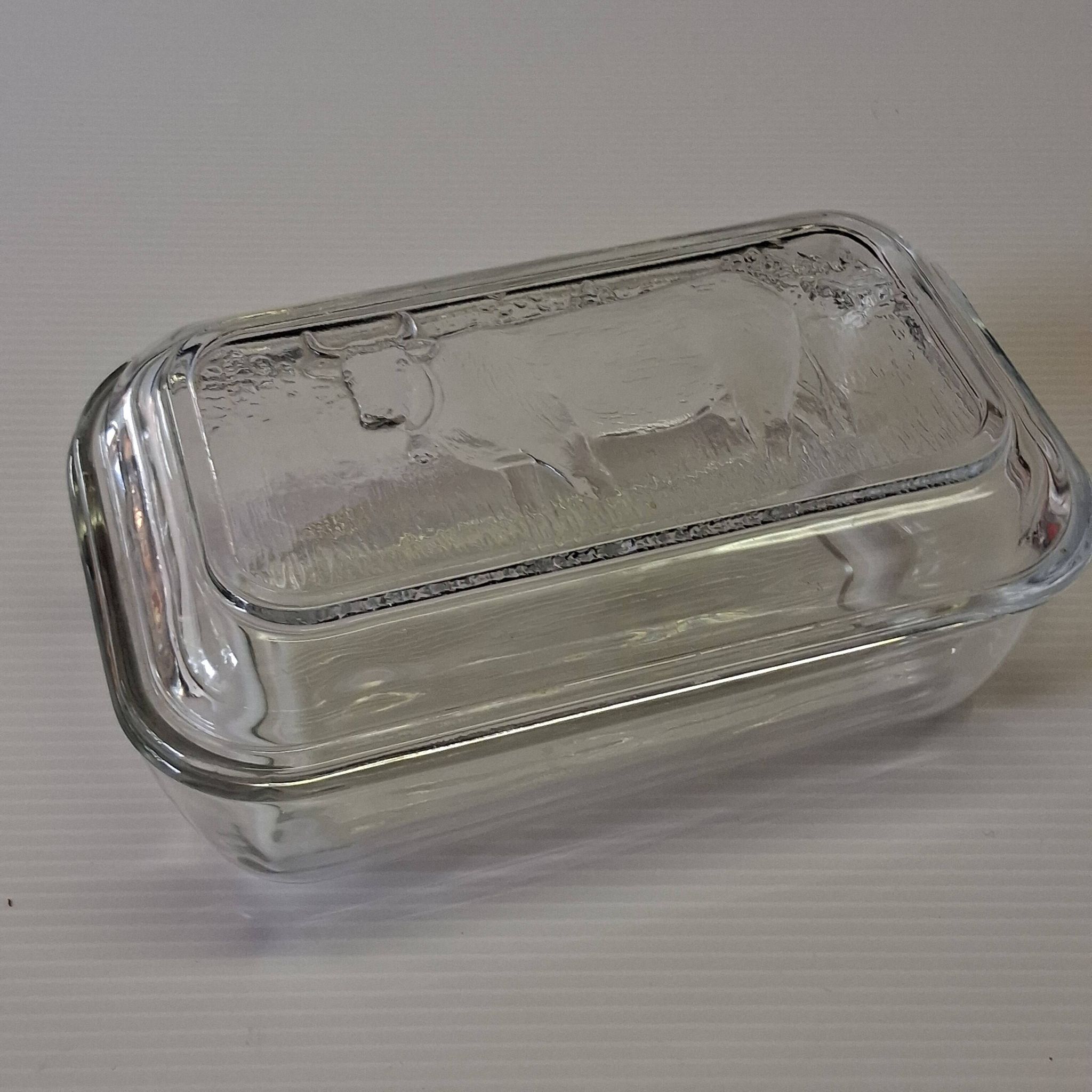 Very nice glass butter dish from Arcoroc in very good condition.