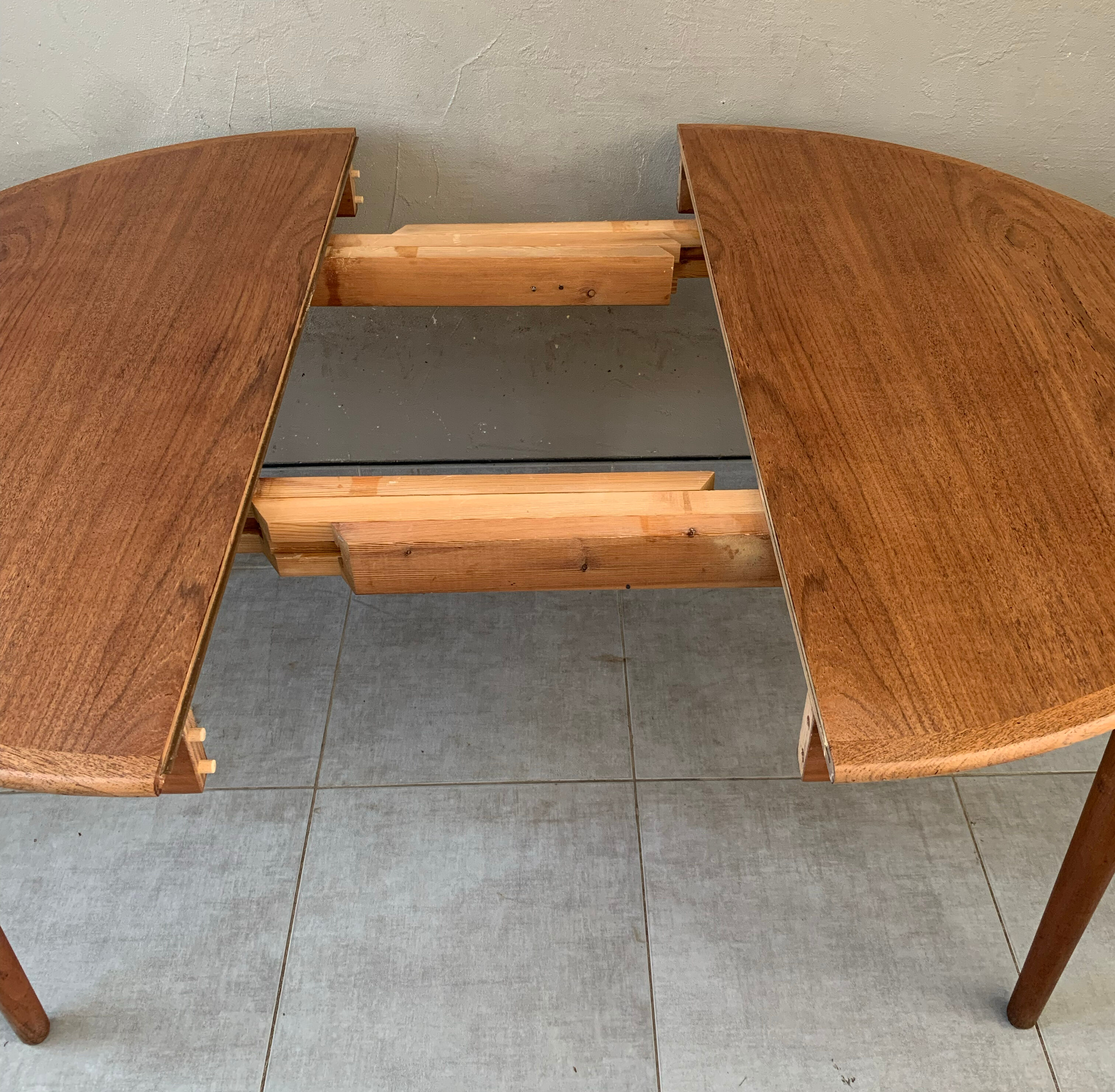 Danish teak dining table mSe Mobler, distributed by Samcom