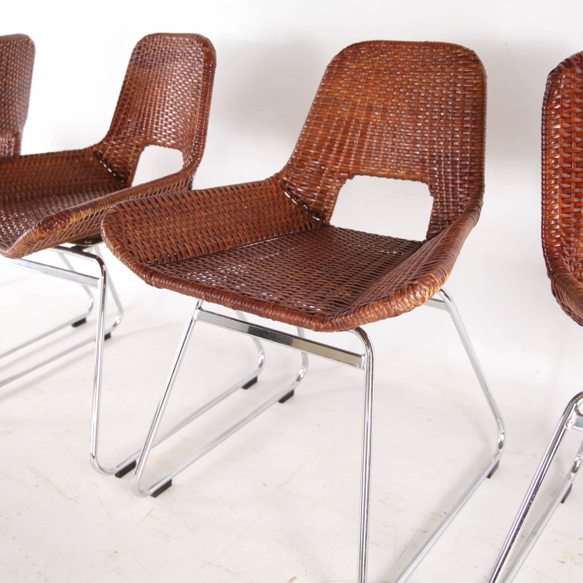 Suite de 4 chaises en rotin et chrome