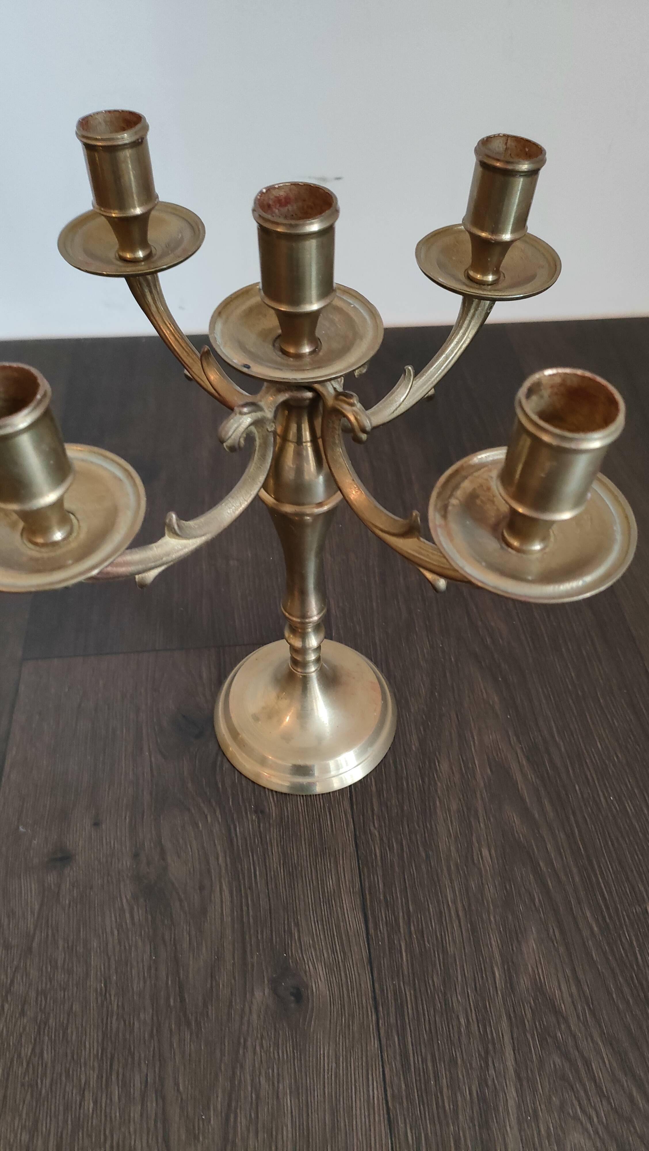 Brass candelabrum with 5 lights, scroll arms – Louis XV style – vintage decor
