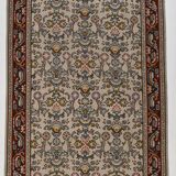 Un tapis persan oriental crème à motifs floraux – Élégance classique