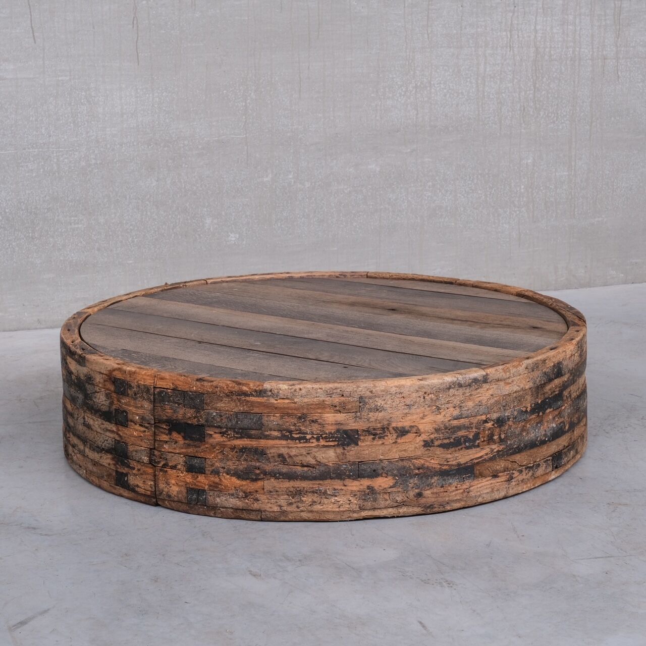 Table basse en bois brutaliste primitive Français milieu du siècle