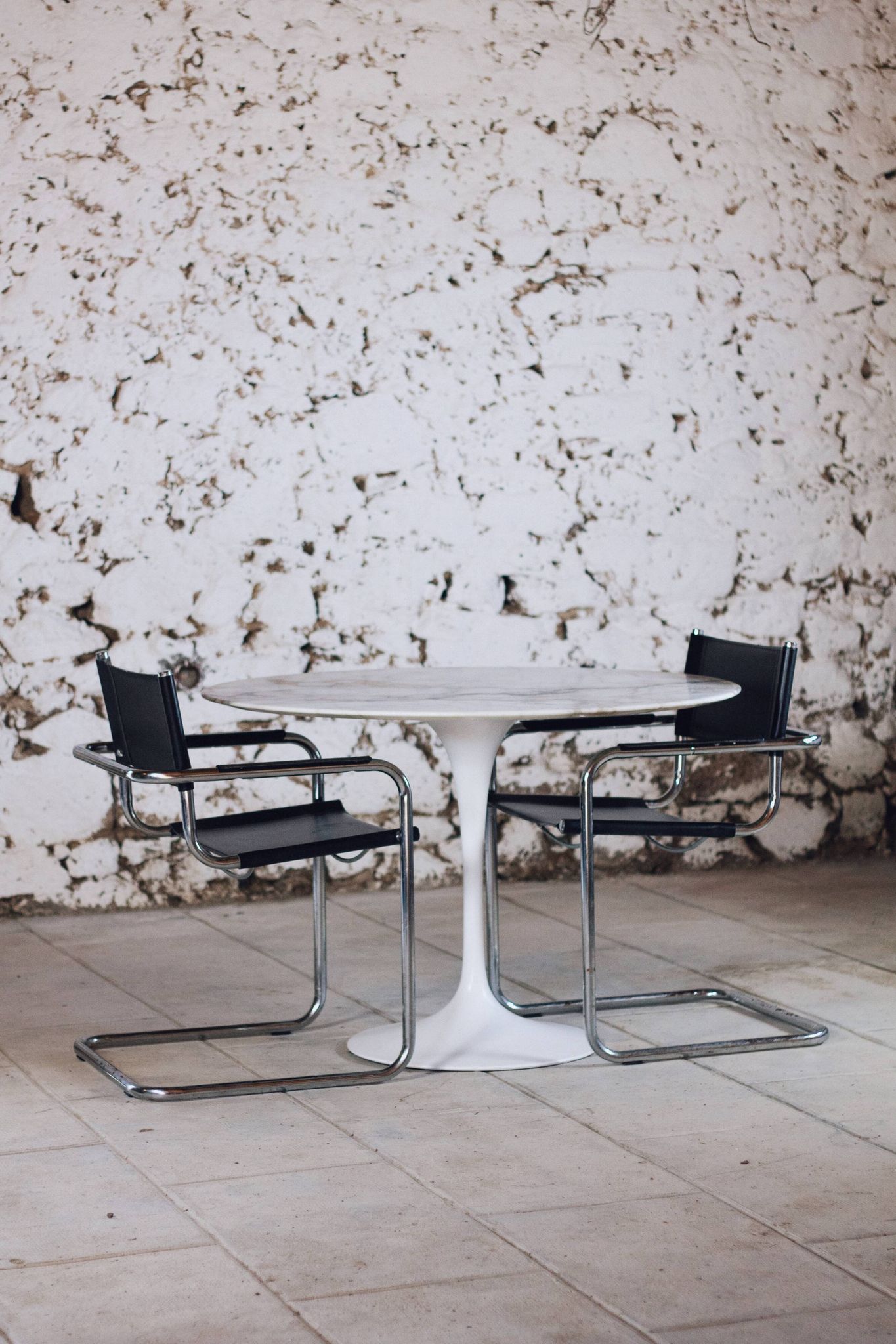 Pair of Bauhaus cantilever armchairs in chromed metal and leather, 1970