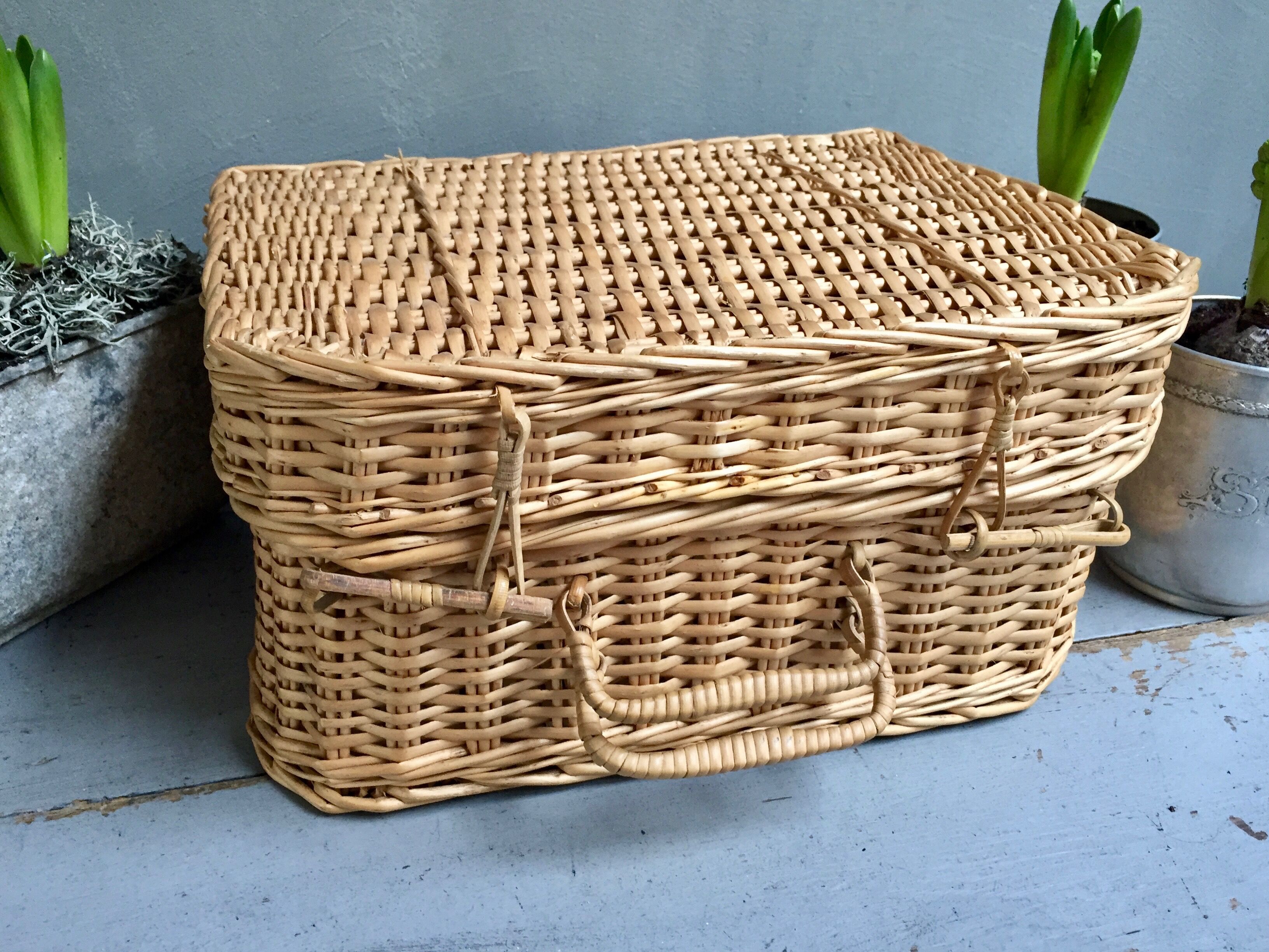Vintage rattan case