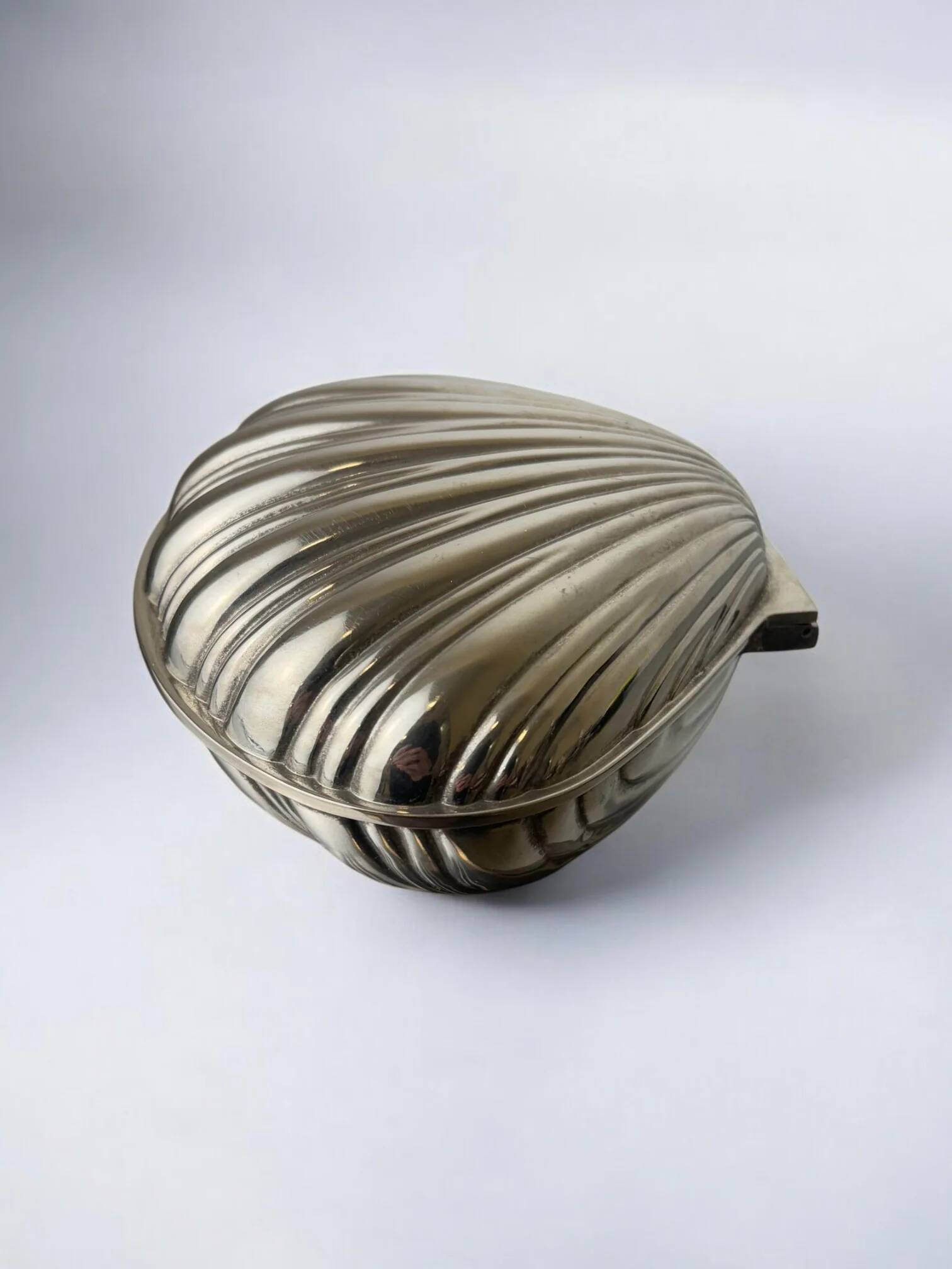 Boîte à bijoux en coquillage, plaqué argent, Italie, vers les années 1980.