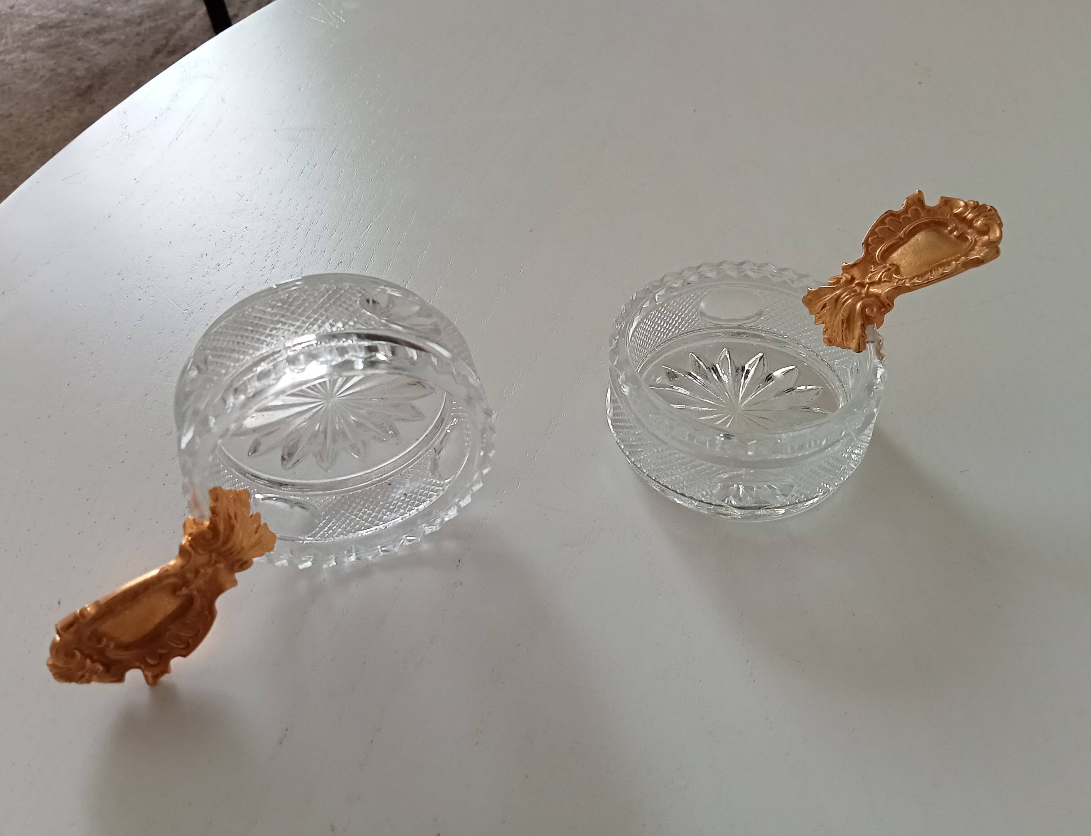 Individual ashtray in molded glass and gold aluminum