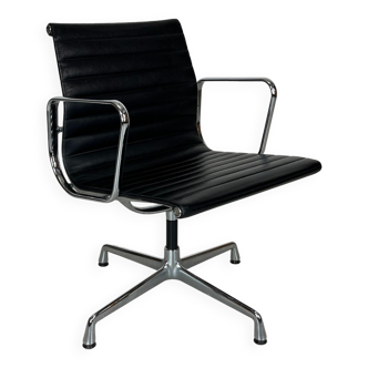 Fauteuil de bureau EA108 en cuir par Eames pour Vitra