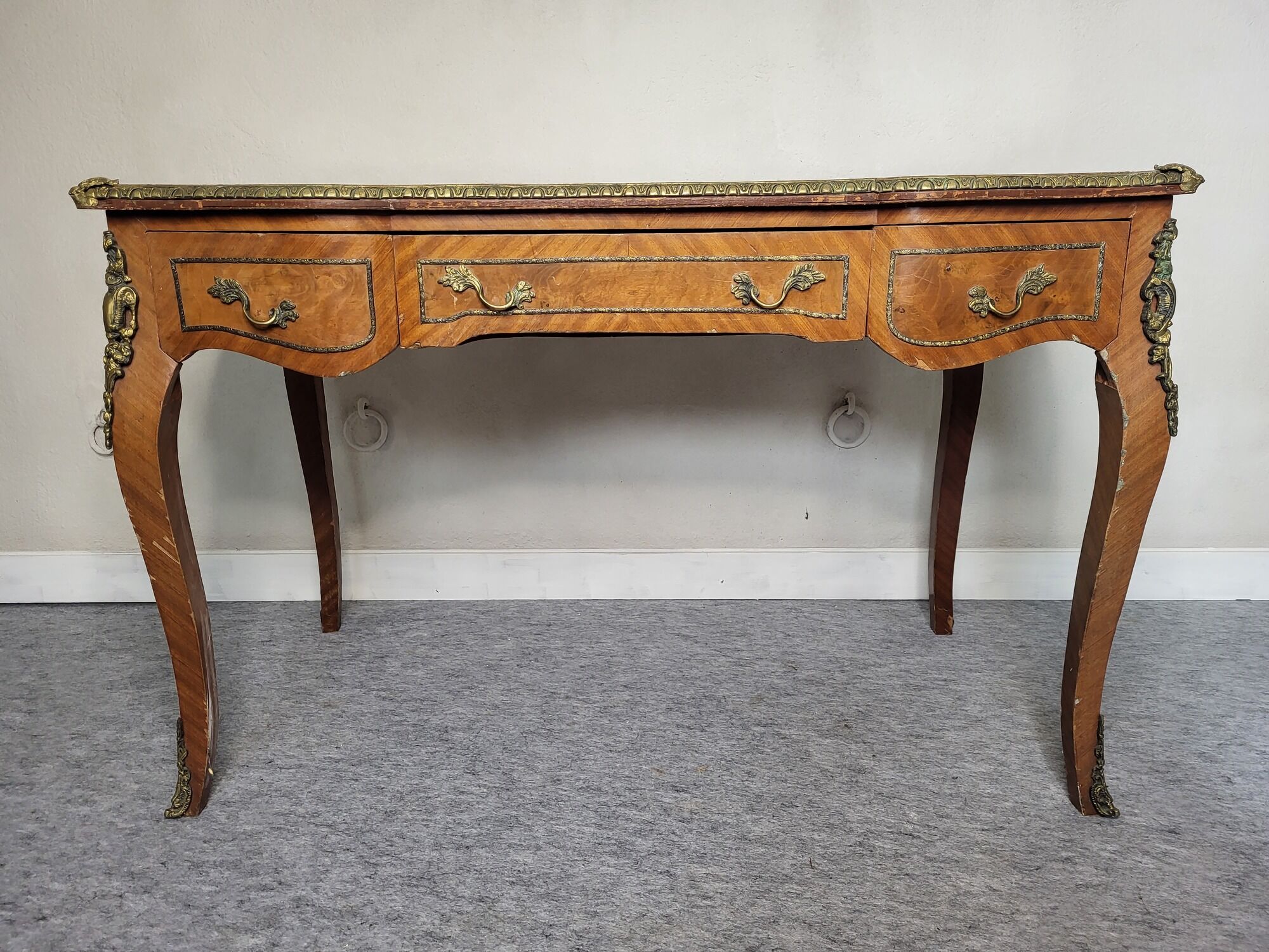 Bureau en marqueterie de bois Style Louis XV époque XIXeme