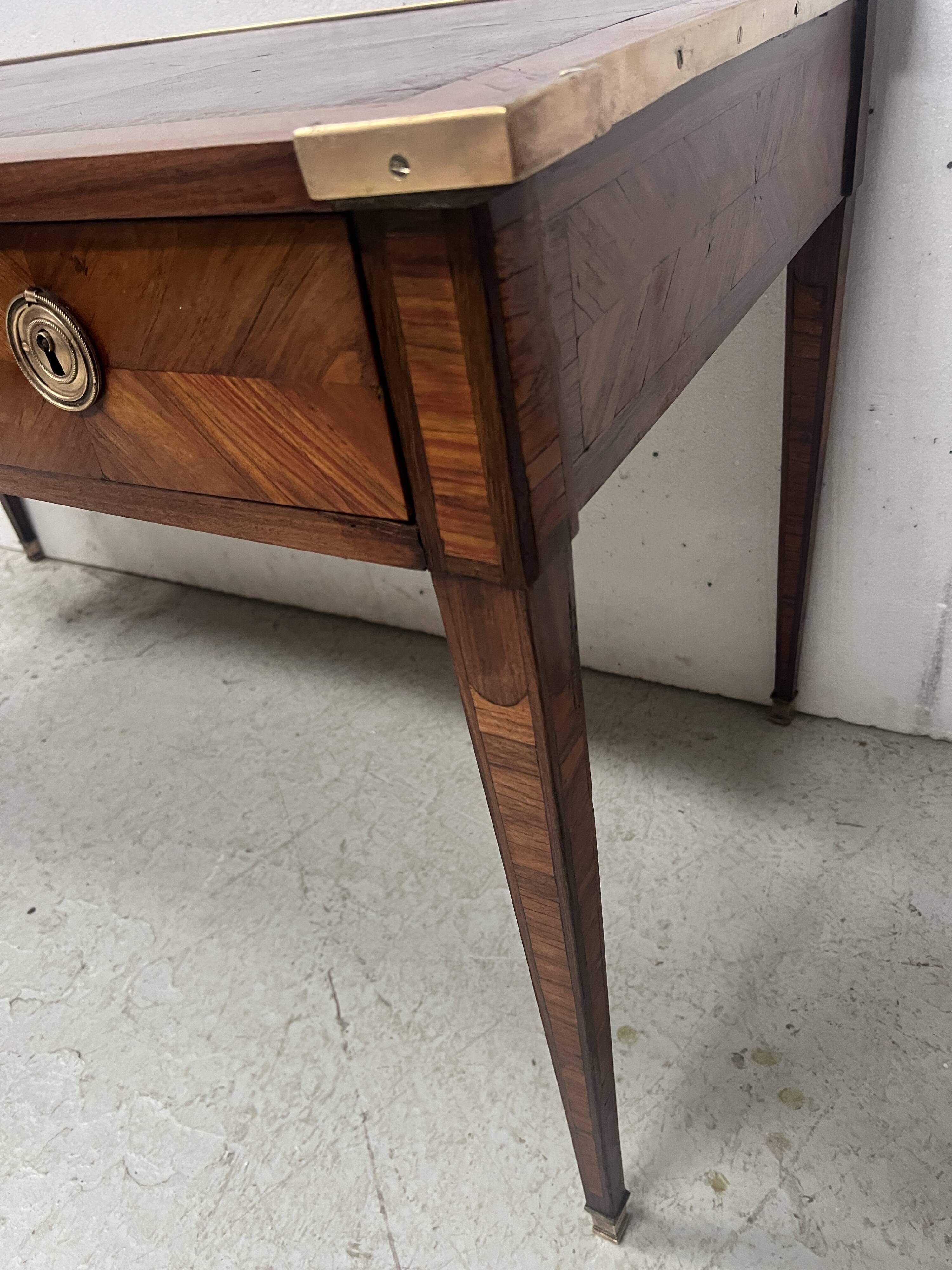 Louis XVI flat desk in mahogany veneer and rosewood, 18th century.