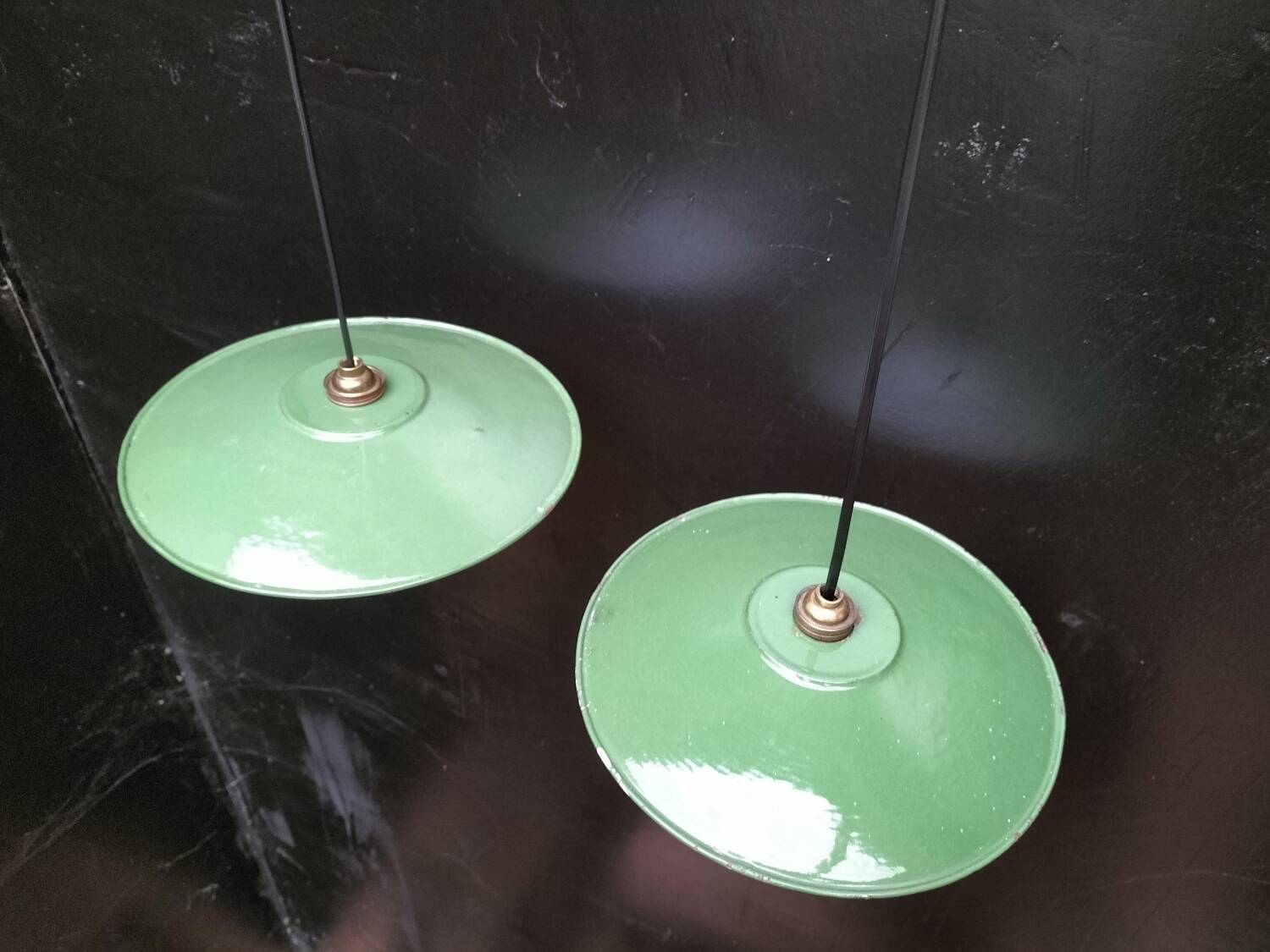 2 enamelled sheet metal suspensions
