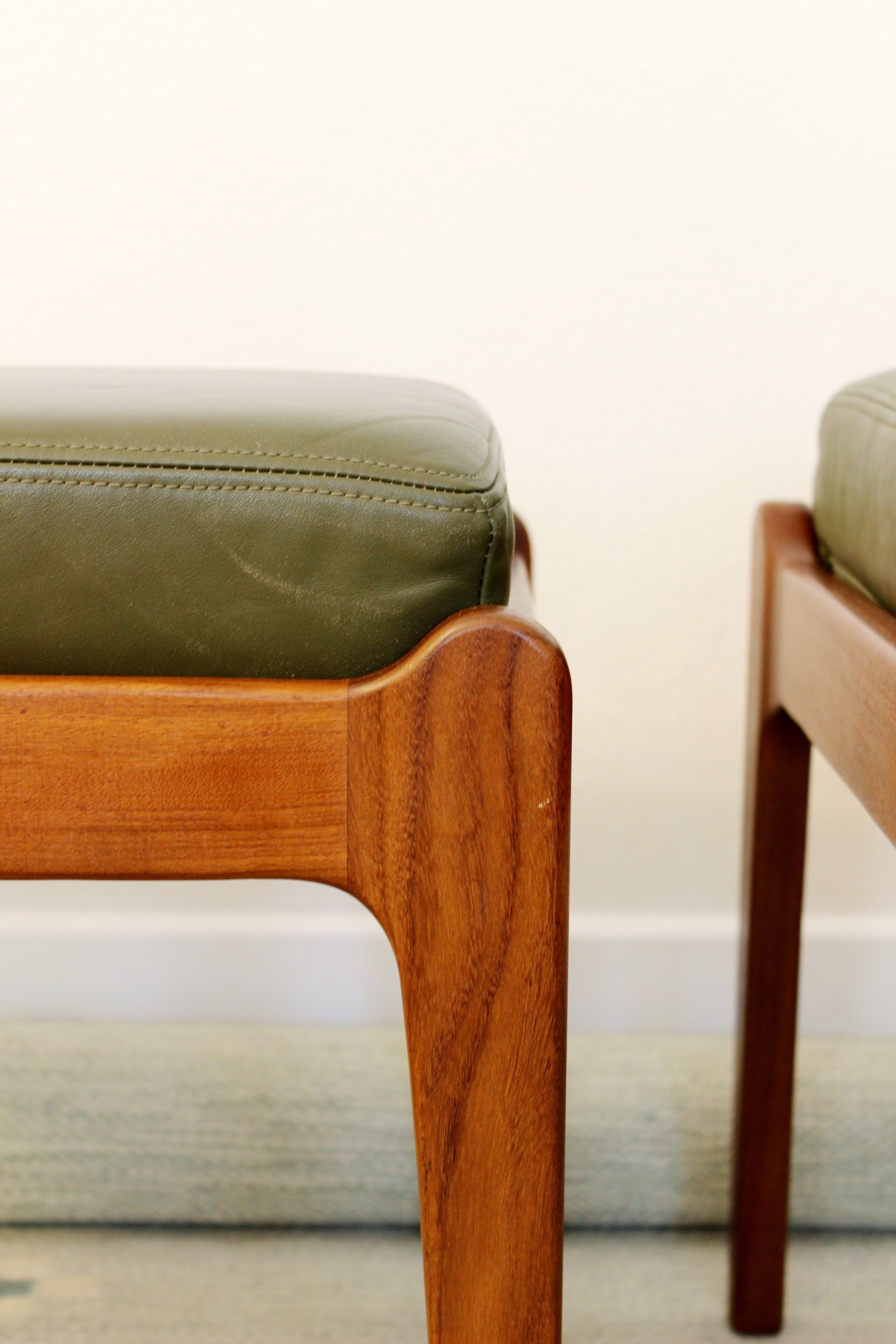 Pair of Mid-Century Stools in oliv leather