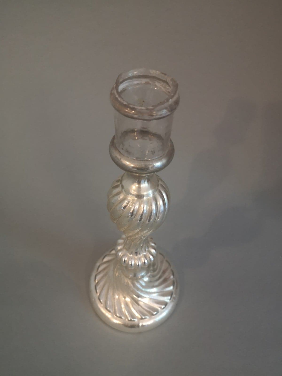 Glare-defying glass candlestick