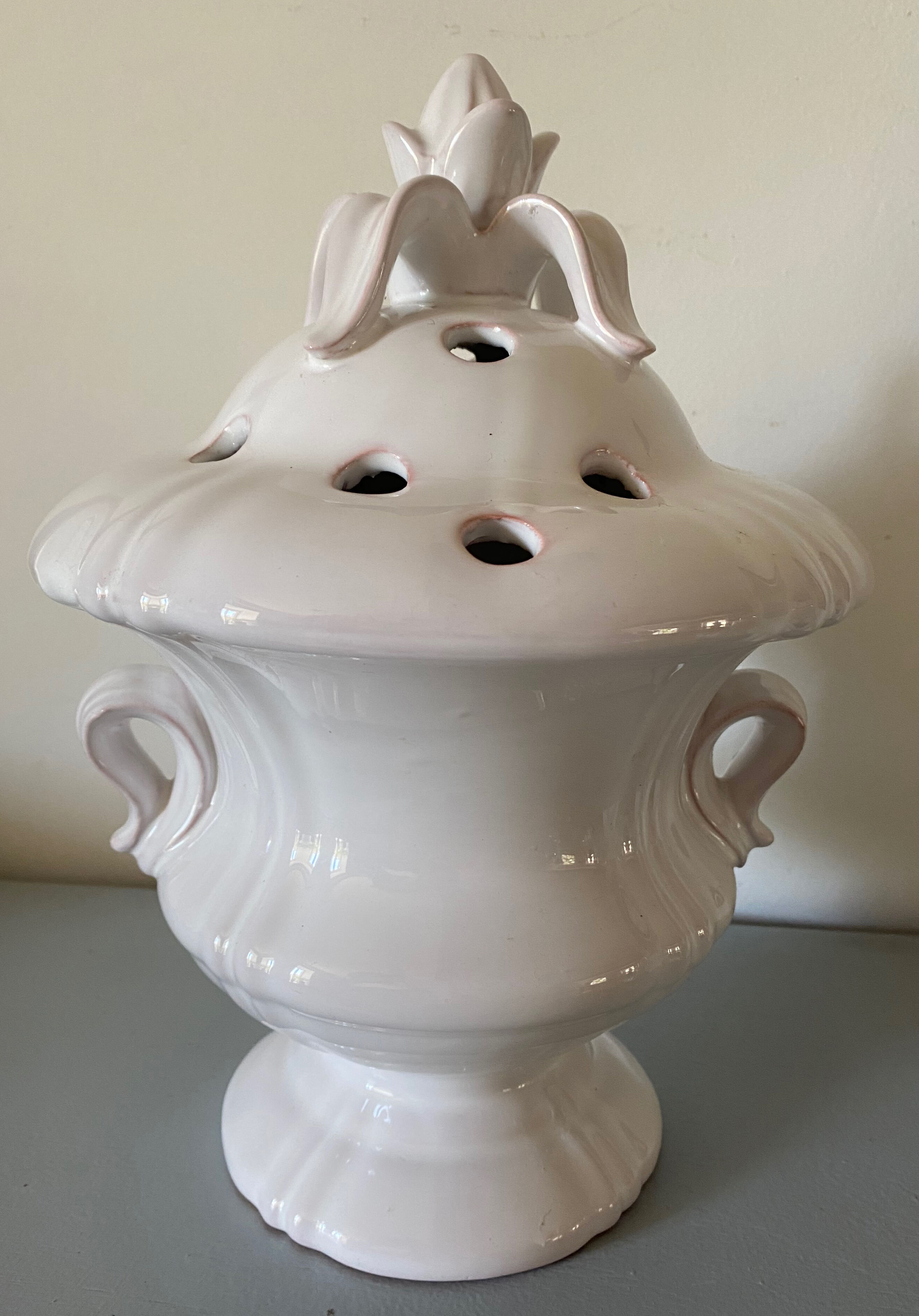 Pique fleur Faïence blanche signed Lallier Moustiers in Sainte Marie Provence