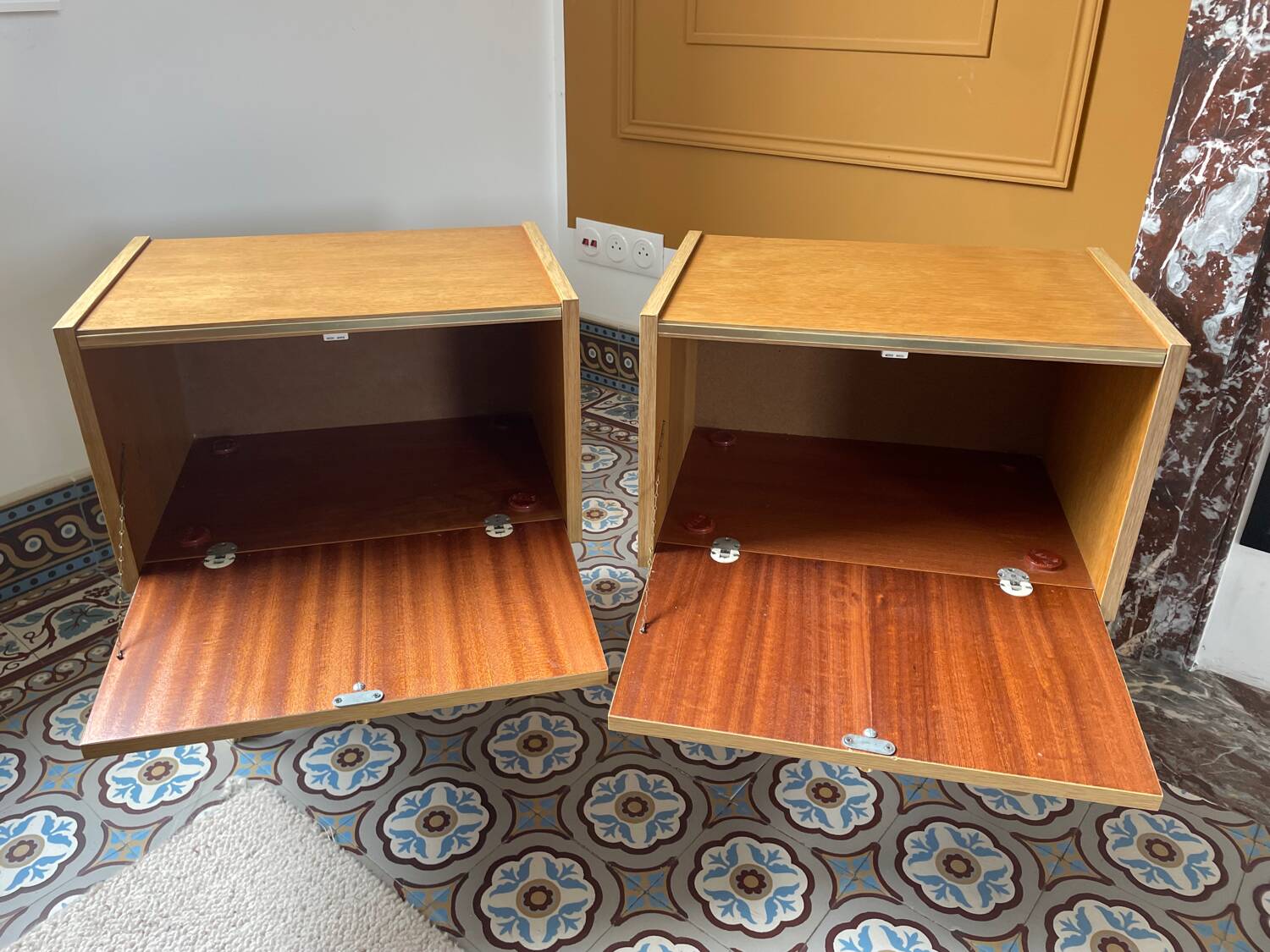 Paire de chevets en bois SEMB vintage – pieds compas & laiton doré