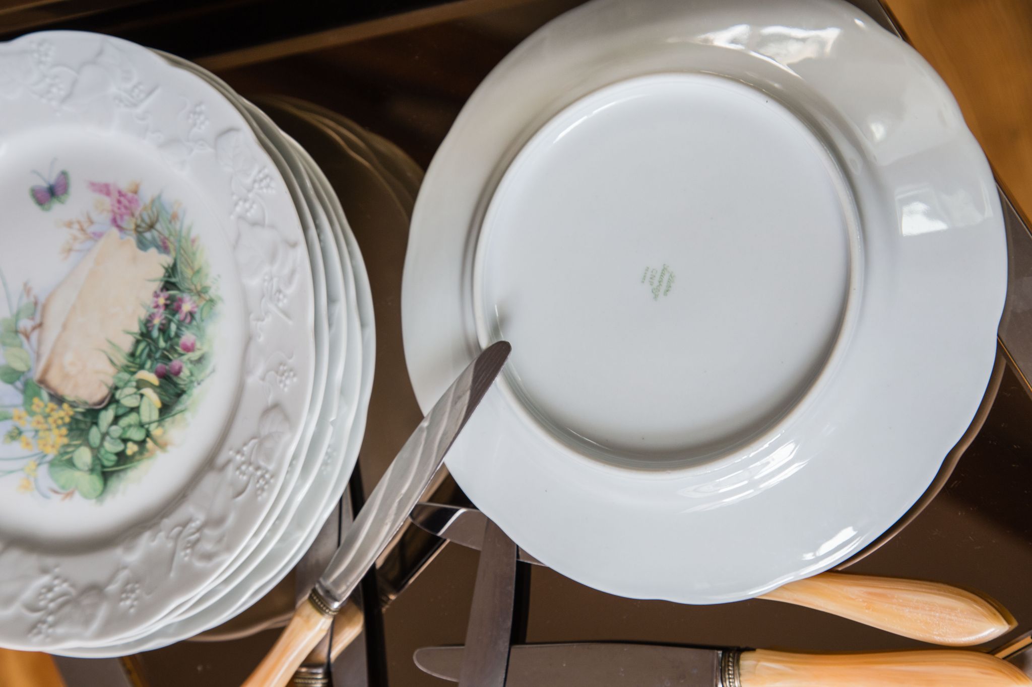 Assiettes à fromage et couteaux