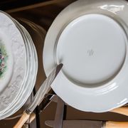 Assiettes à fromage et couteaux