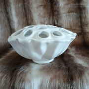 Vase pique fleurs en porcelaine blanche