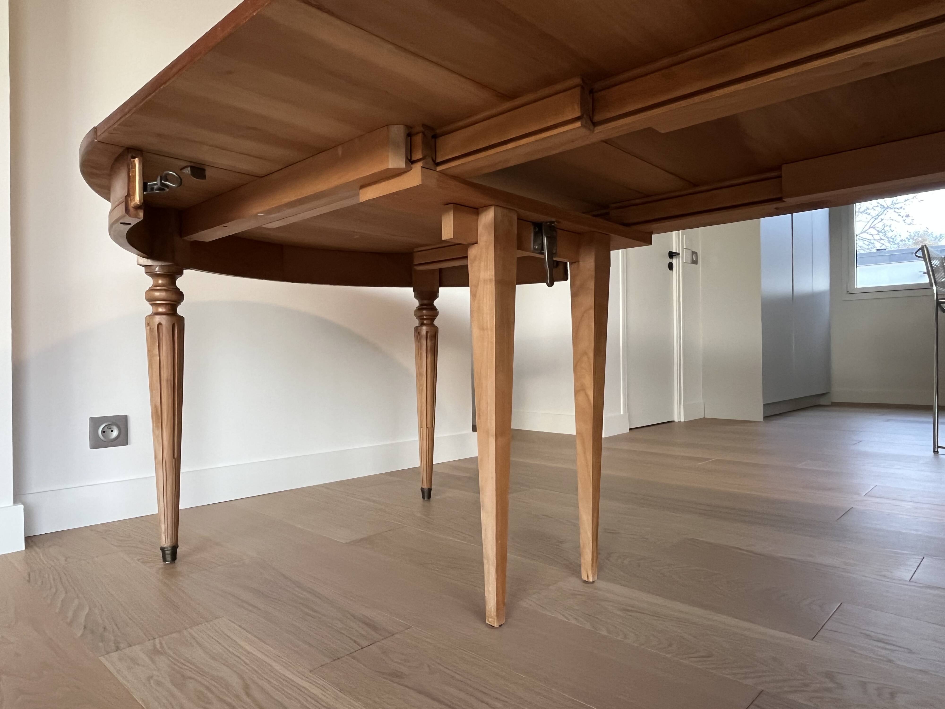 Table ronde style louis xvi