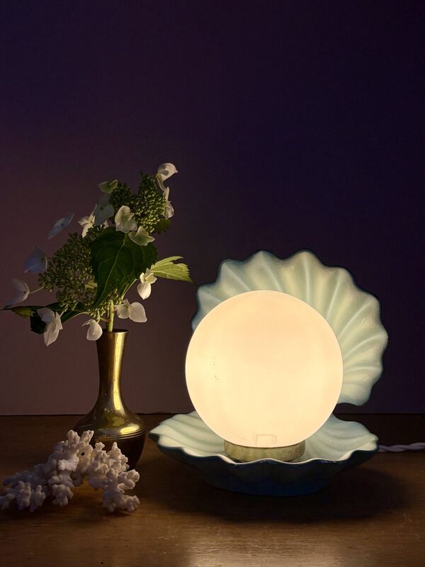 Lampe vintage en forme de coquillage en céramique bleue et opaline.