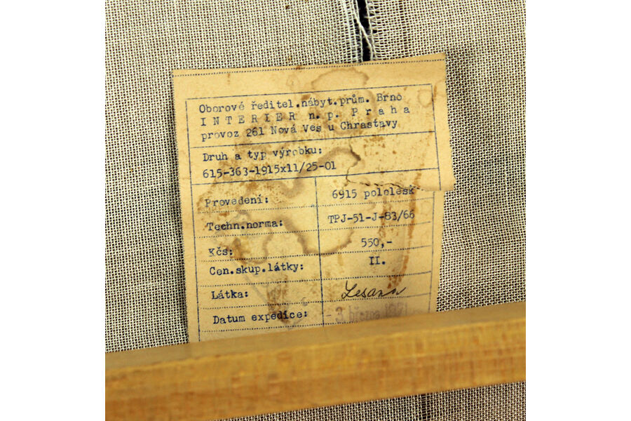 Ensemble de 2 fauteuils du milieu du siècle en hêtre clair & tissu rouge par Interier Praha, Tchécoslovaquie 1971