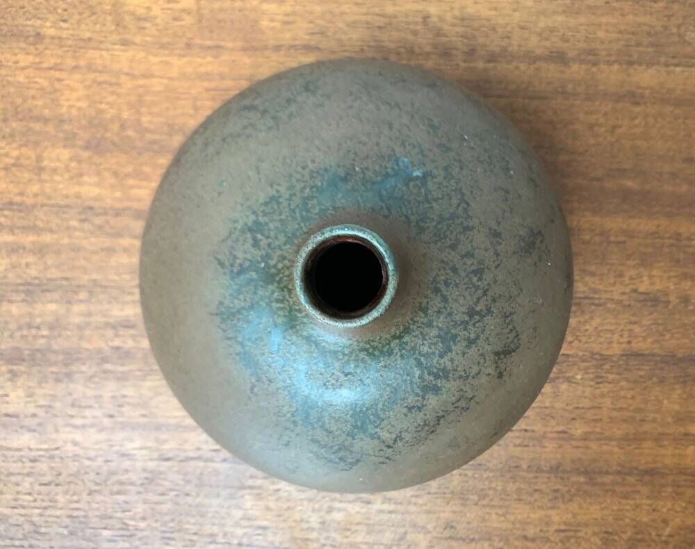 Minimalist ceramic vase from a German studio by Siegfried Gramann for Töpferhof Römhild, 1960s.