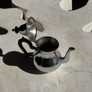 Théière en métal argenté, anse noire