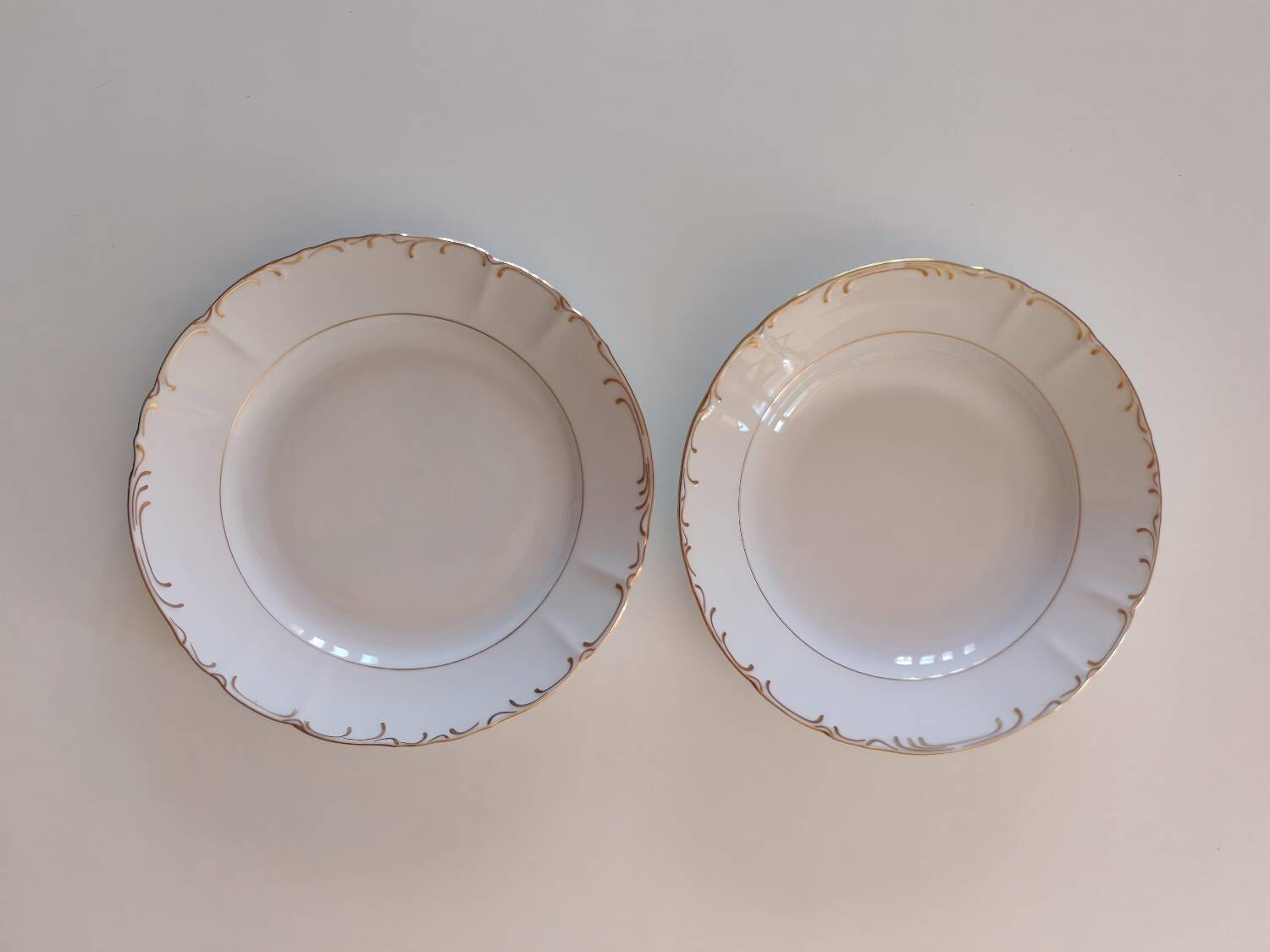 Flat dish and deep dish in porcelain