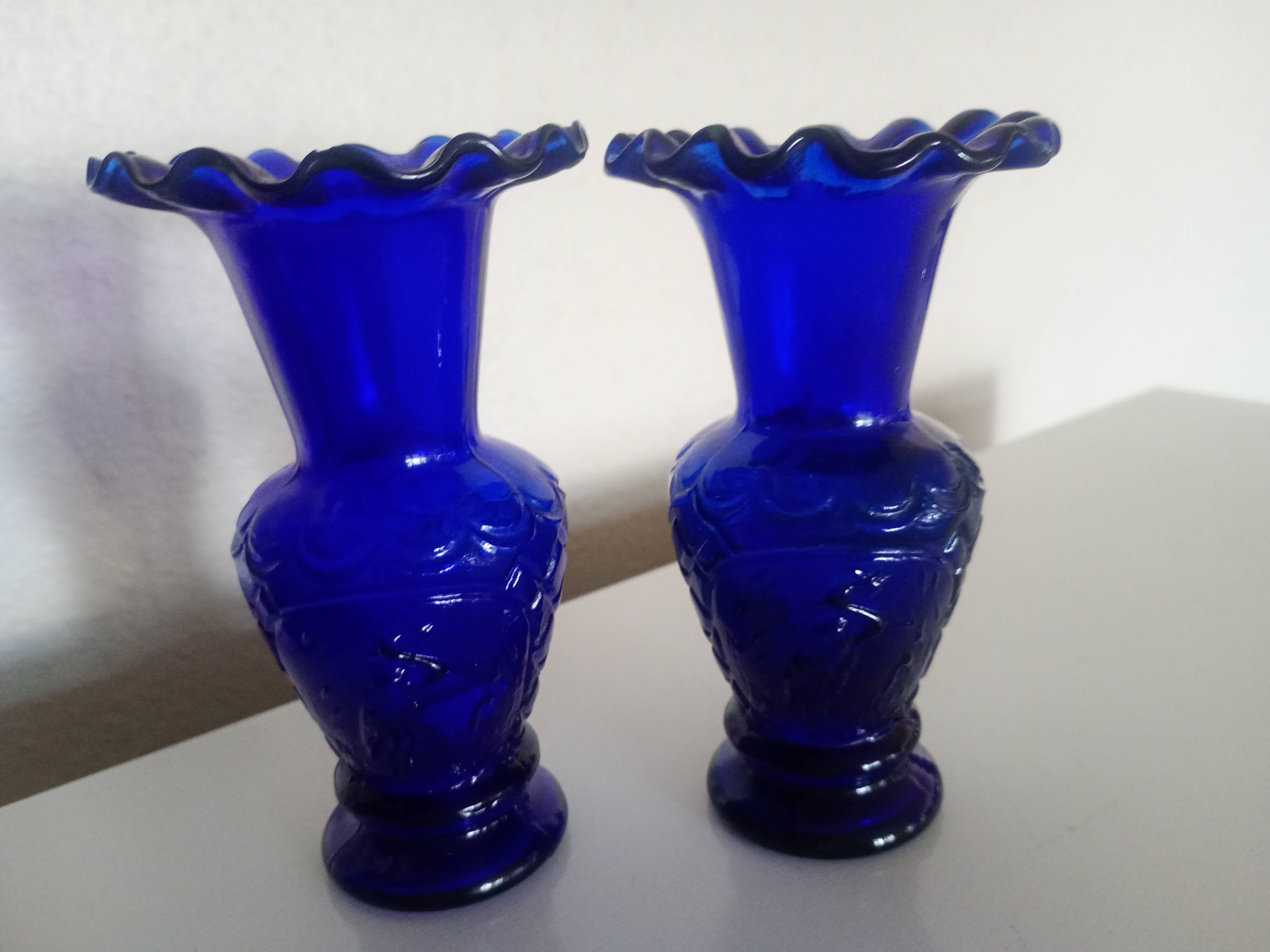 Pair of small (12cm) corolla vases - cobalt blue glass with heron - Portieux