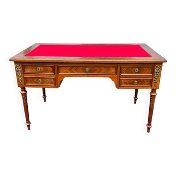 Élégant bureau plat de style Louis XVI en bois marqueté