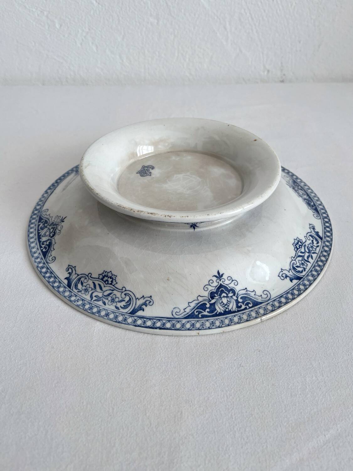Low iron earthenware compote dish with Gien eagle decoration