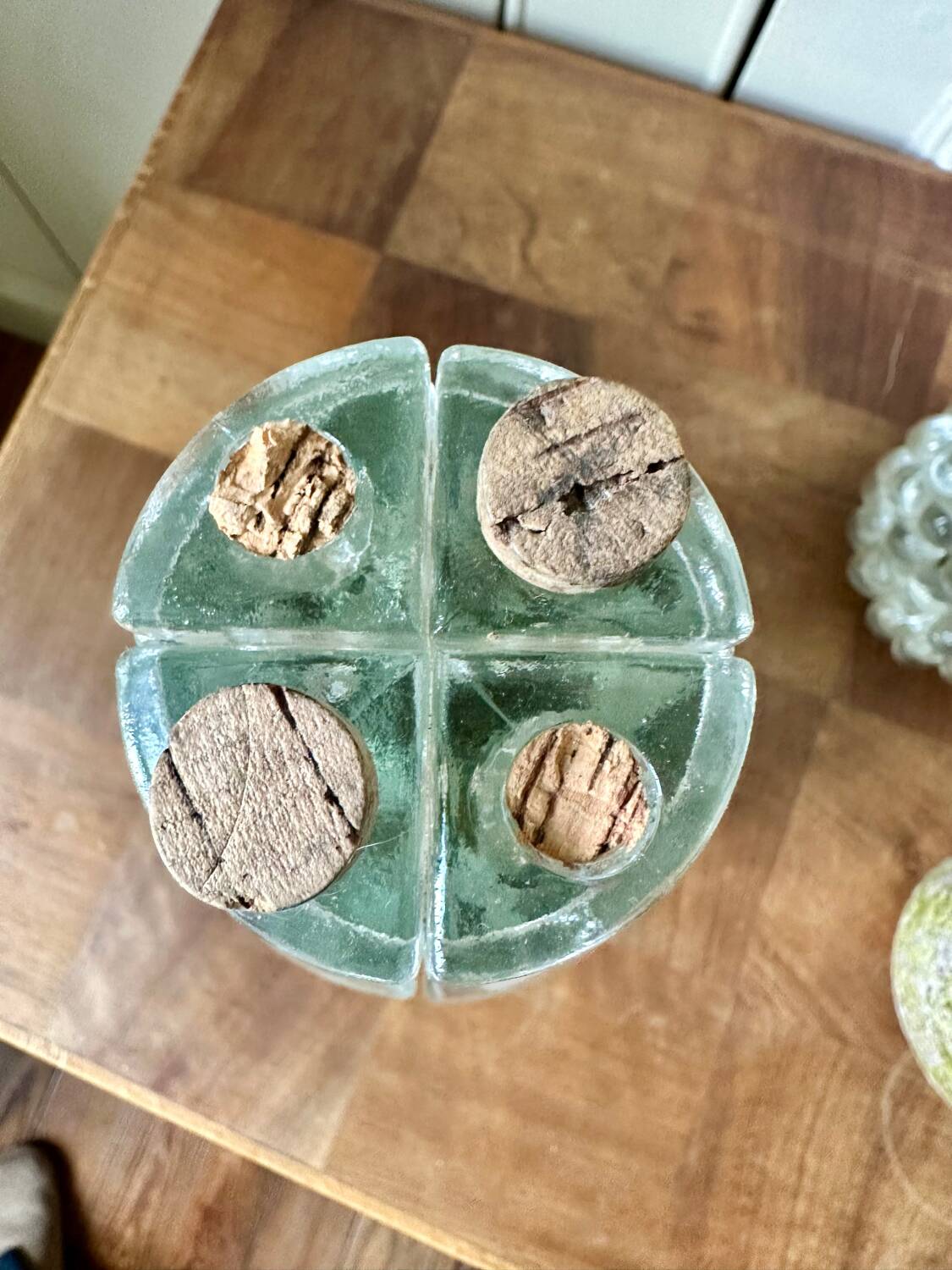 Compartmented liqueur decanter