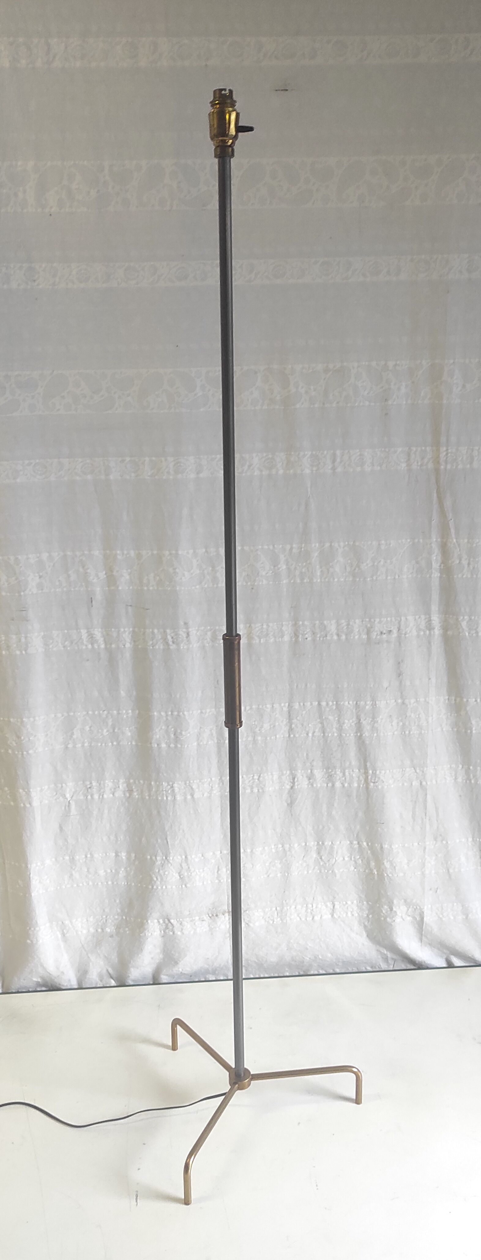 Tripod floor lamp in brass and metal – 50s/60s