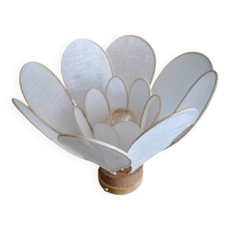 Lampe à poser fleur composée de pétales en rotin et lin blanc