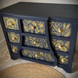 Commode atypique bleue, motifs dorés peints à la main