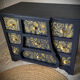 Commode atypique bleue, motifs dorés peints à la main