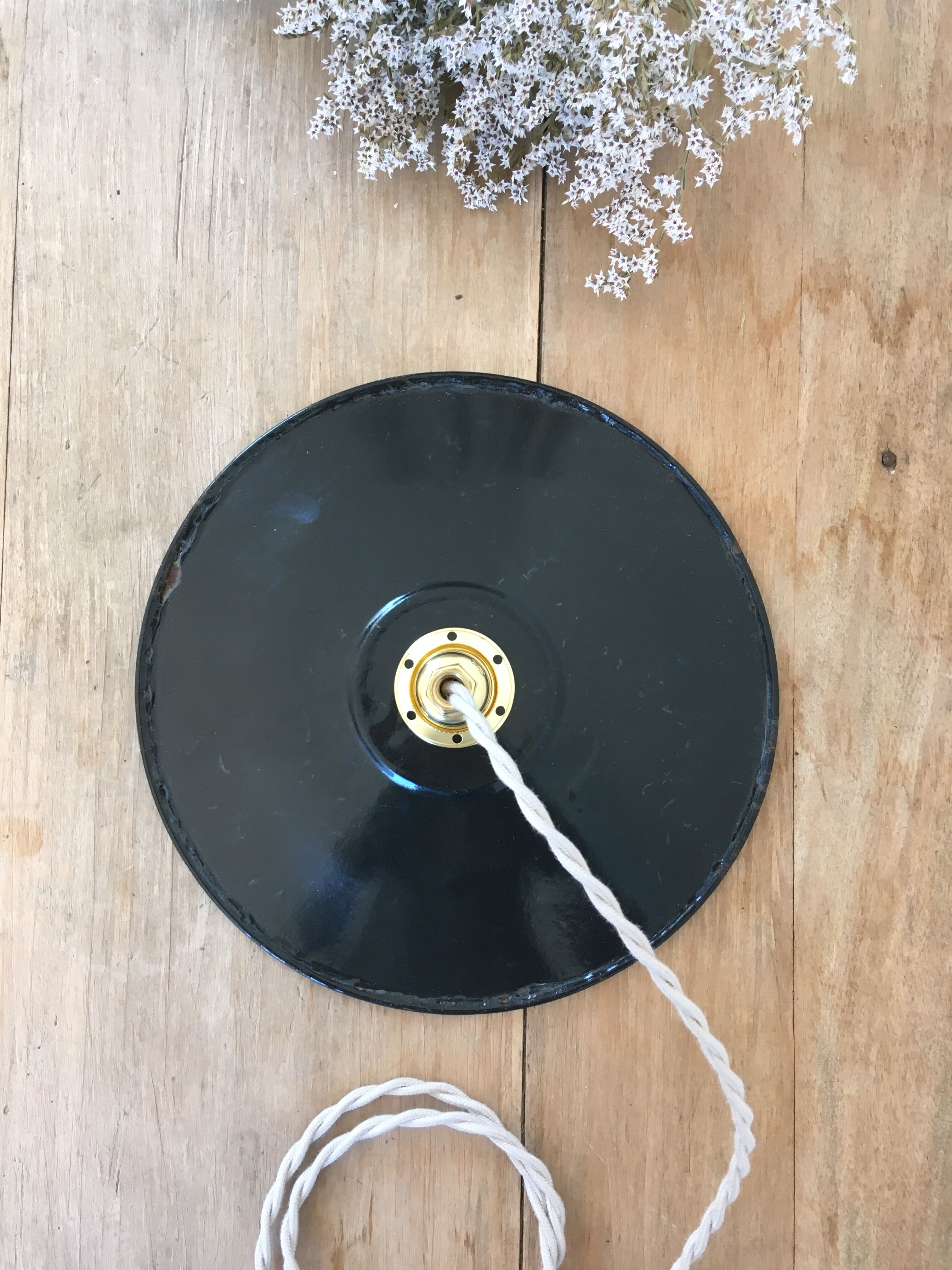 Suspension in black & white enamelled sheet metal