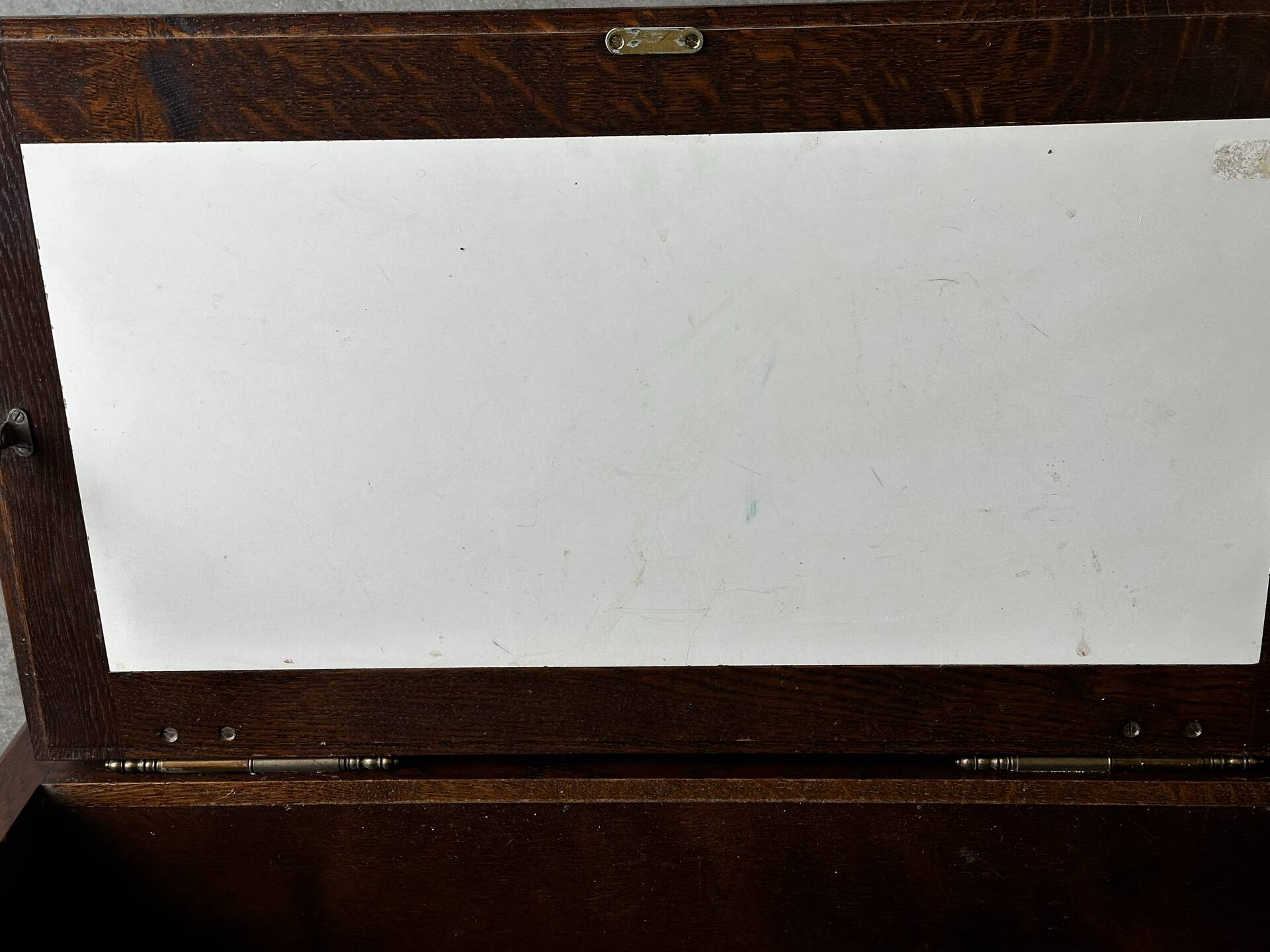 Petite commode en chêne à abattant – Mid-Century