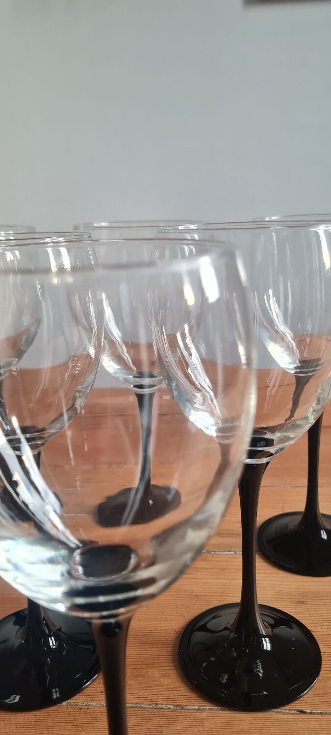 Set of 6 Luminarc wine glasses