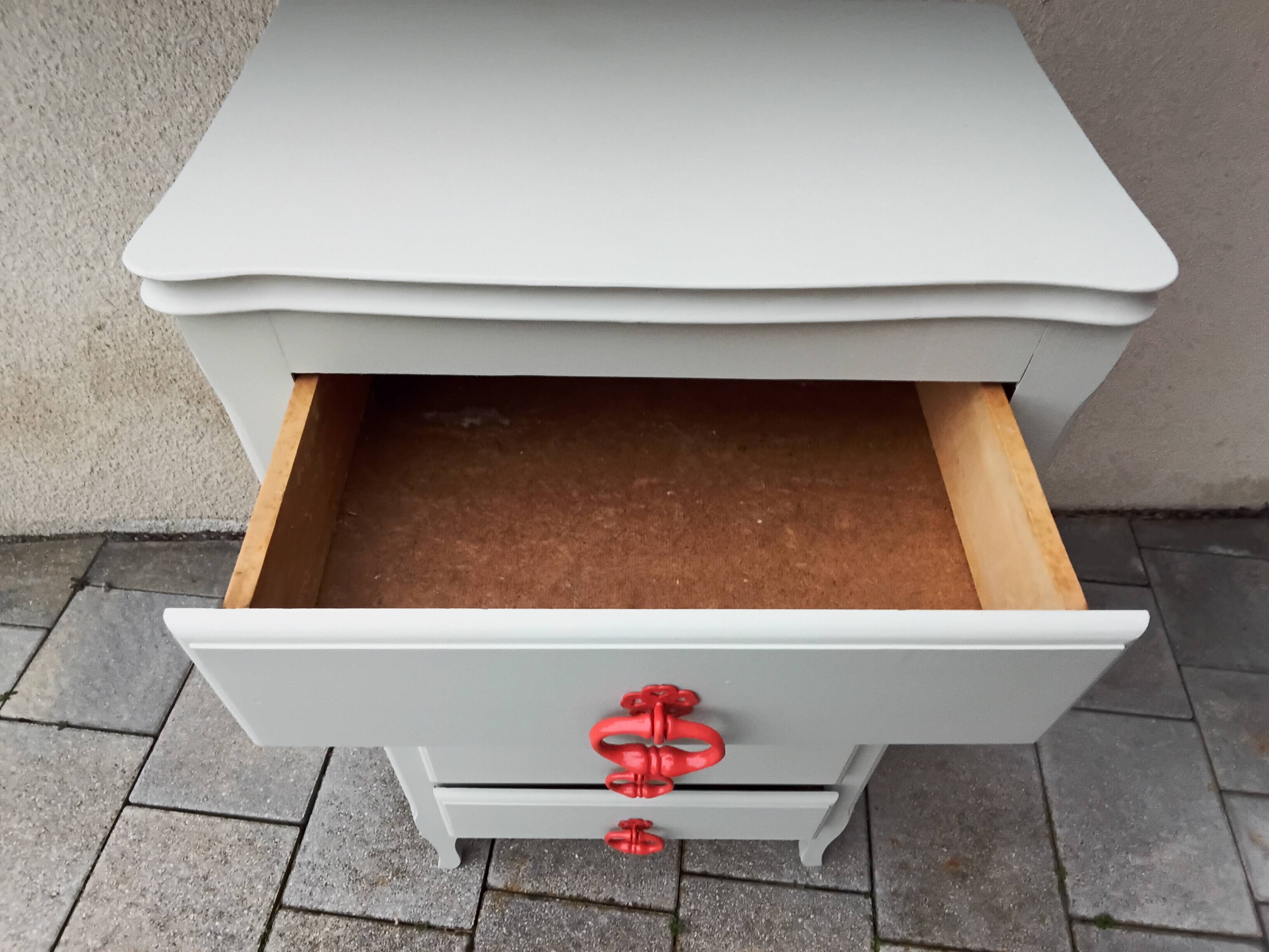 Antique chest of drawers