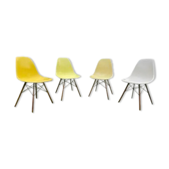 Lot de 4 chaises DSW de Charles et Ray Eames éditon Herman Miller