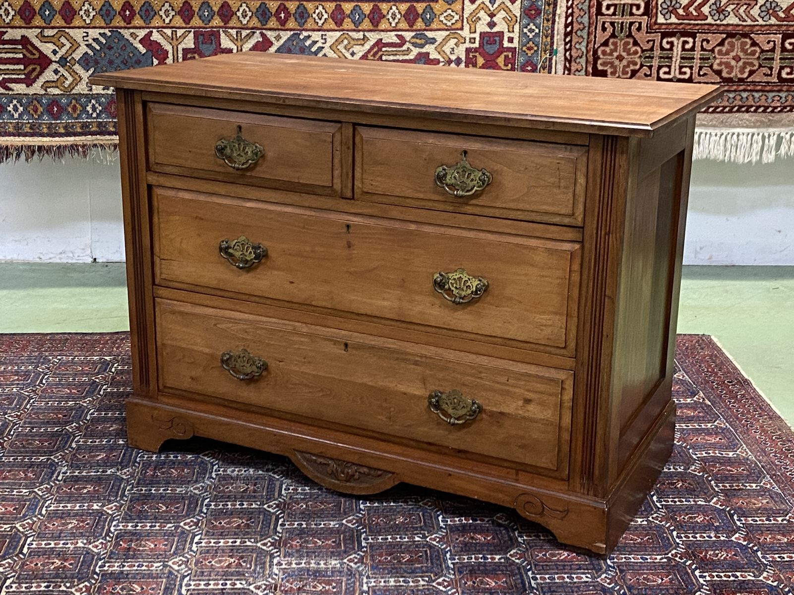 Commode anglaise en noyer début XXème