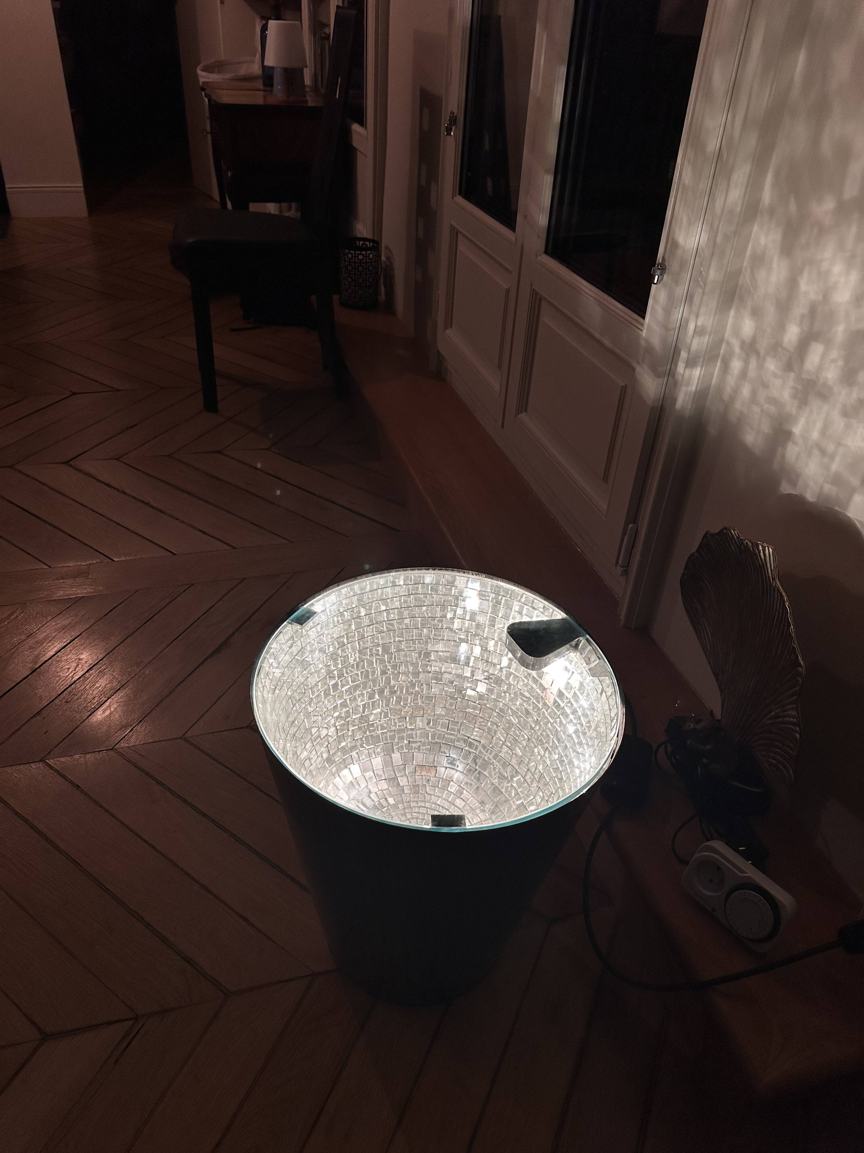 Table d’appoint lumineuse en métal brossé et miroir facetté