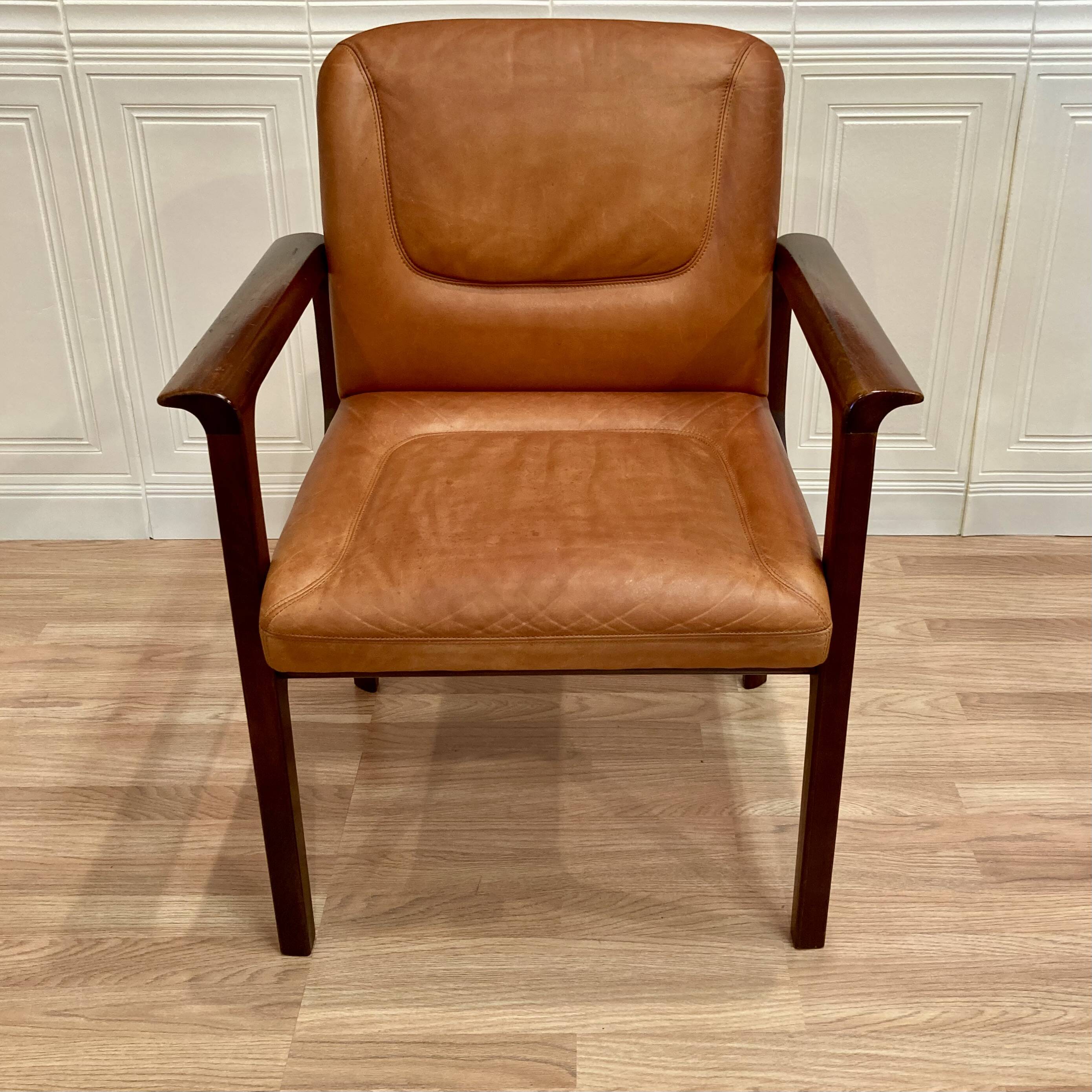 FAUTEUIL CUIR "DESIGN 1960".